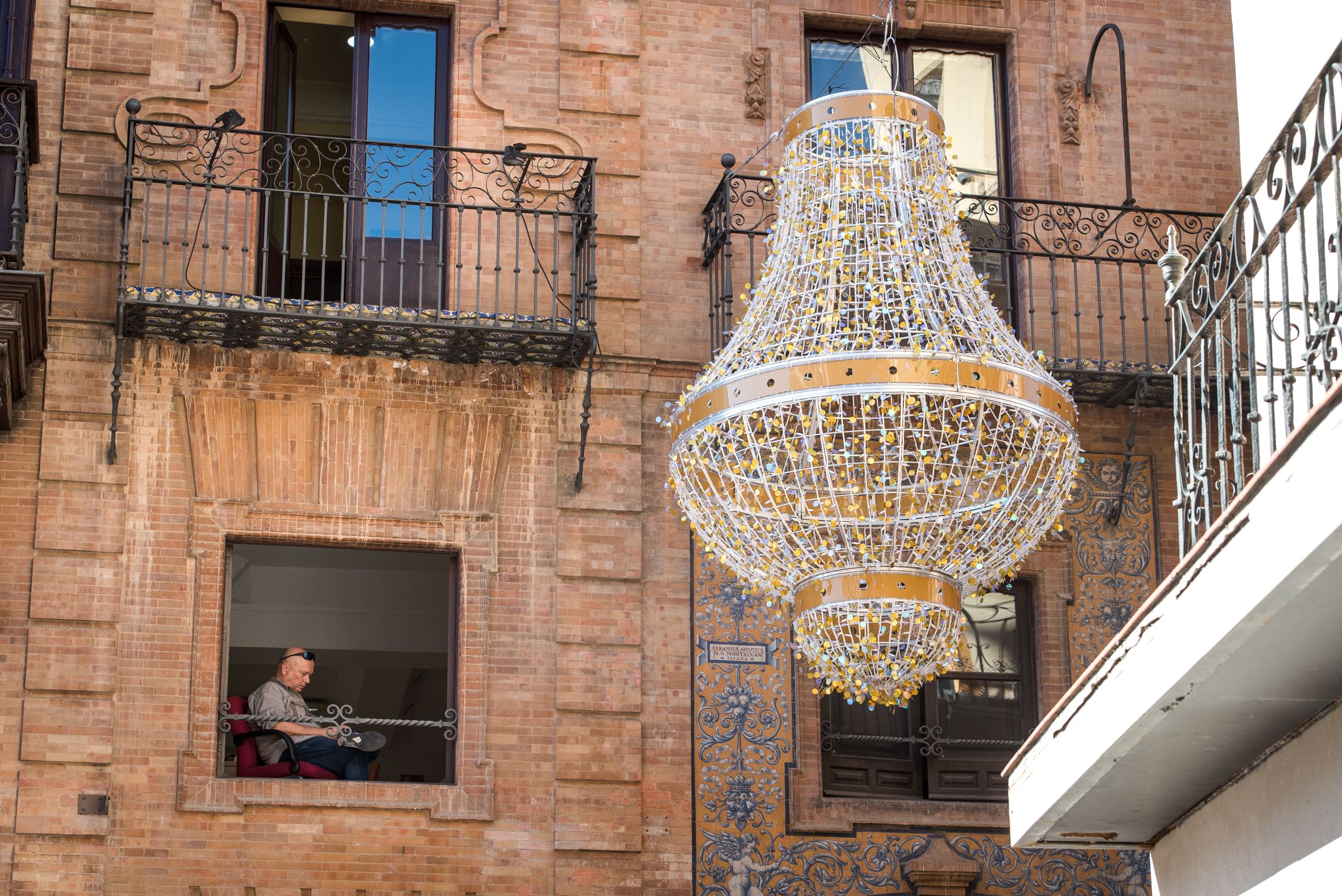 Una decoración de Navidad por las calles de Sevilla, este martes.