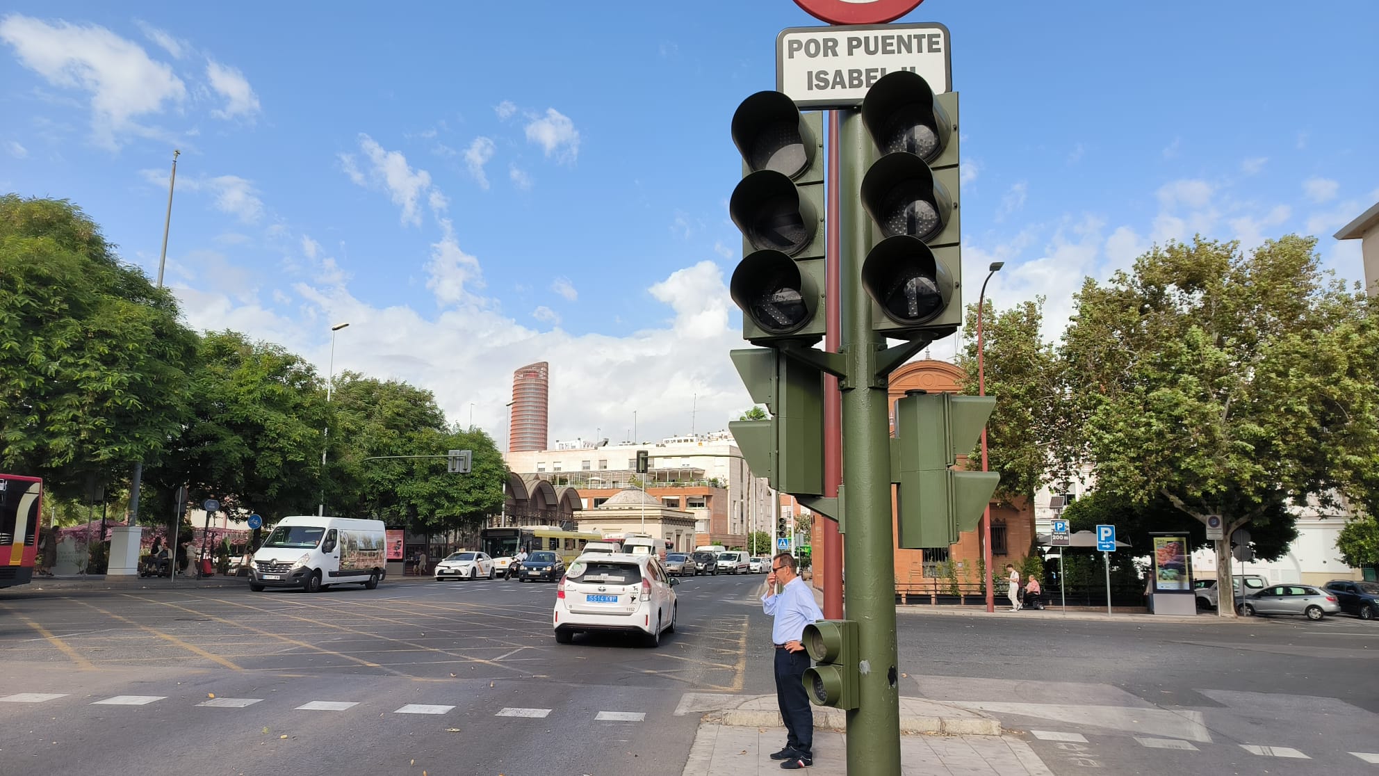 Un problema en los semáforos en el cruce entre el paseo Colón y Reyes Católicos, en Sevilla.