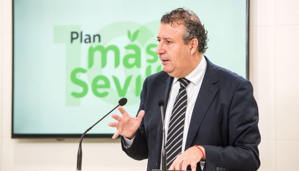 Javier Fernández, presidente de la Diputación, presentando el Plan Más Sevilla.