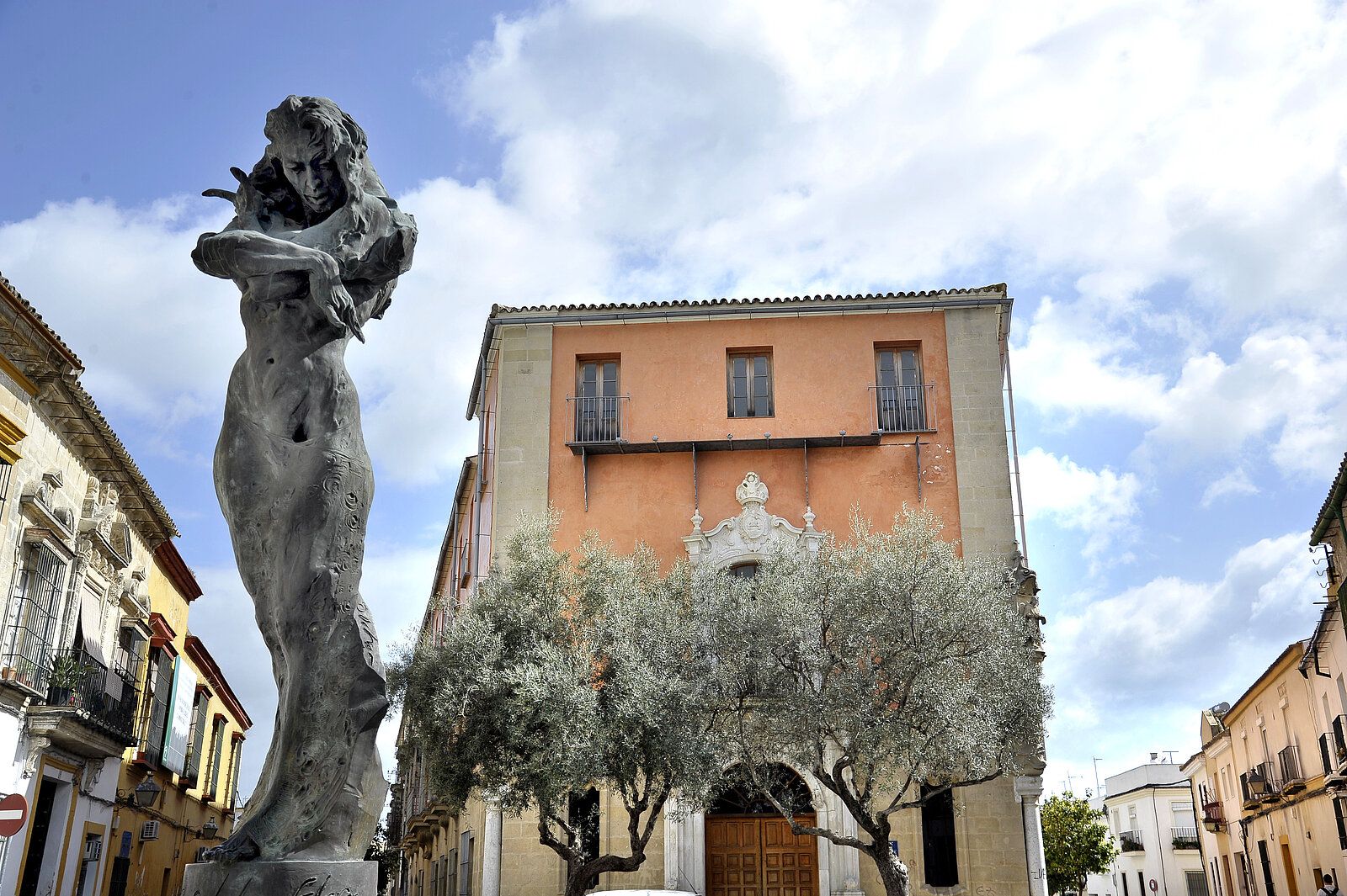 El palacio de Villapanés, con la estatua de Lola Flores en primer término.