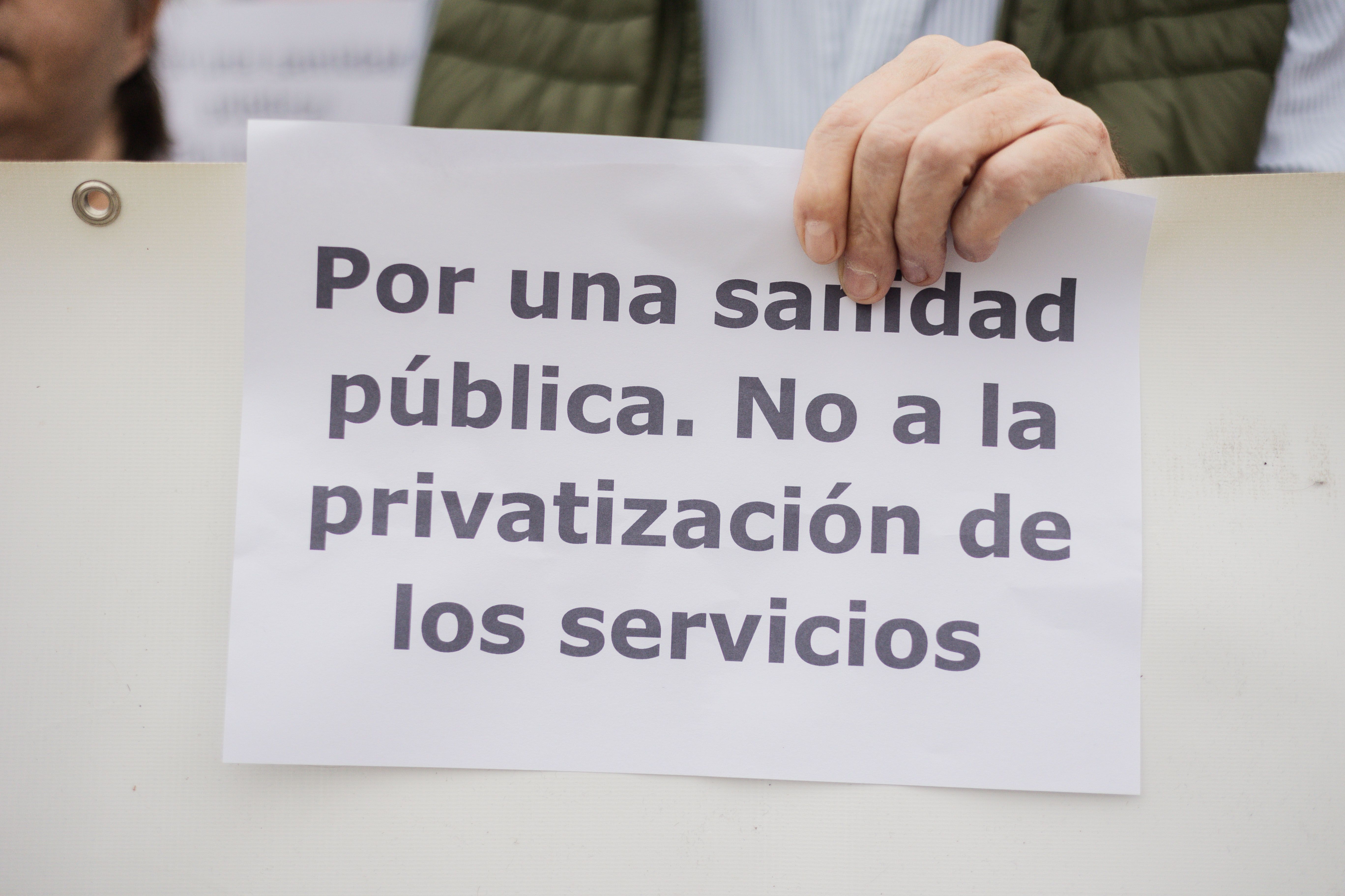 Un cartel en una concentración en defensa de la sanidad pública, en imagen de archivo.
