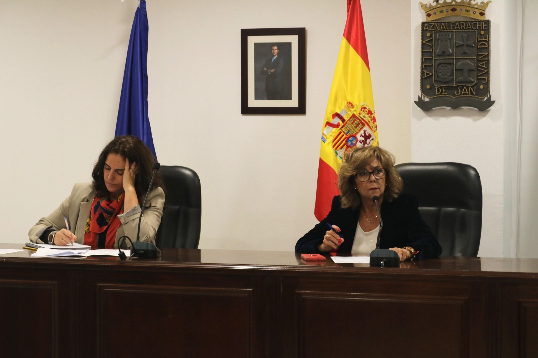 La alcaldesa de San Juan de Aznalfarache, María Luisa Montoya, en el pleno de este martes.