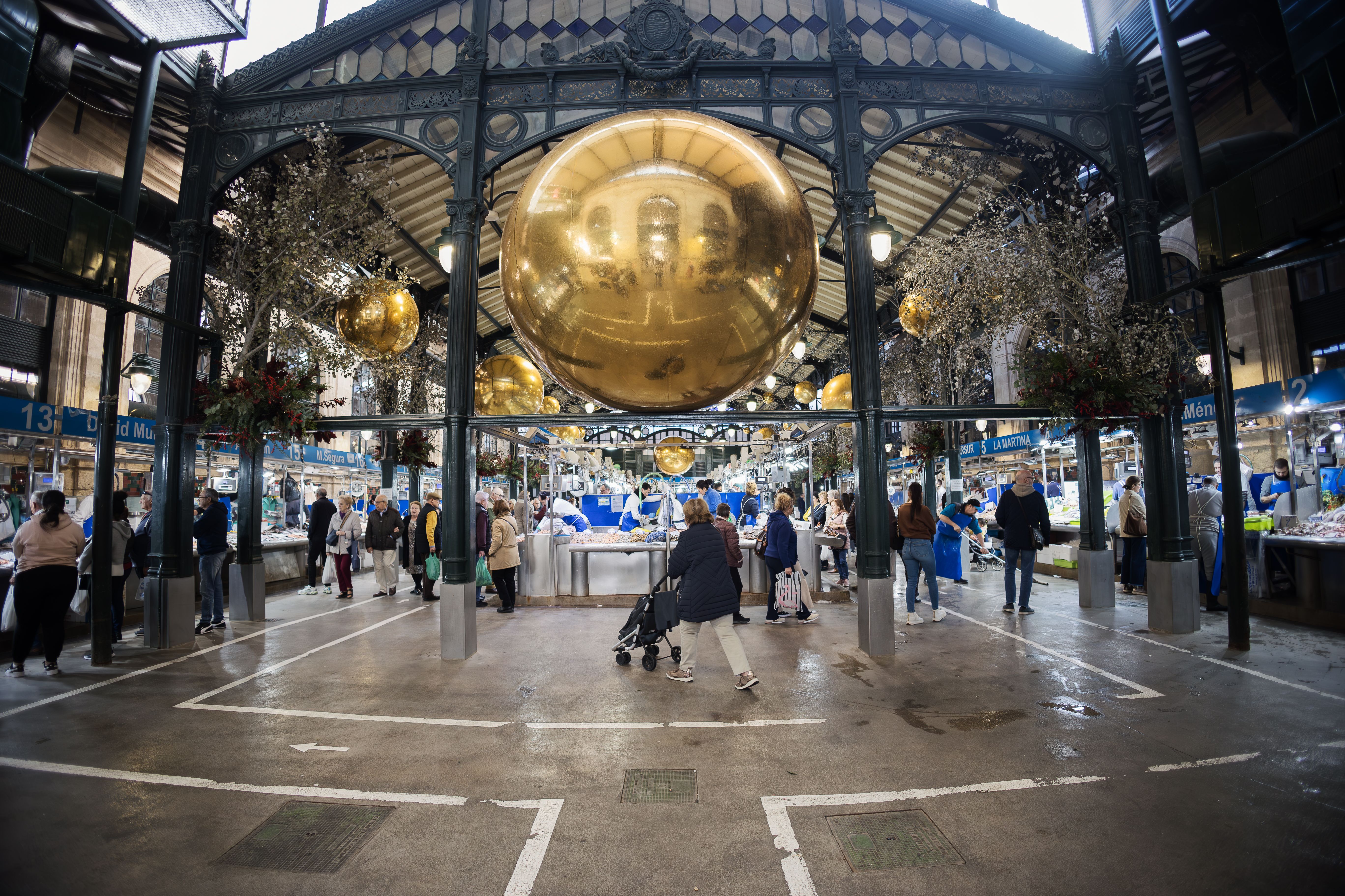 Decoración navideña en la Plaza de Jerez, este pasado jueves en la nave del pescado.