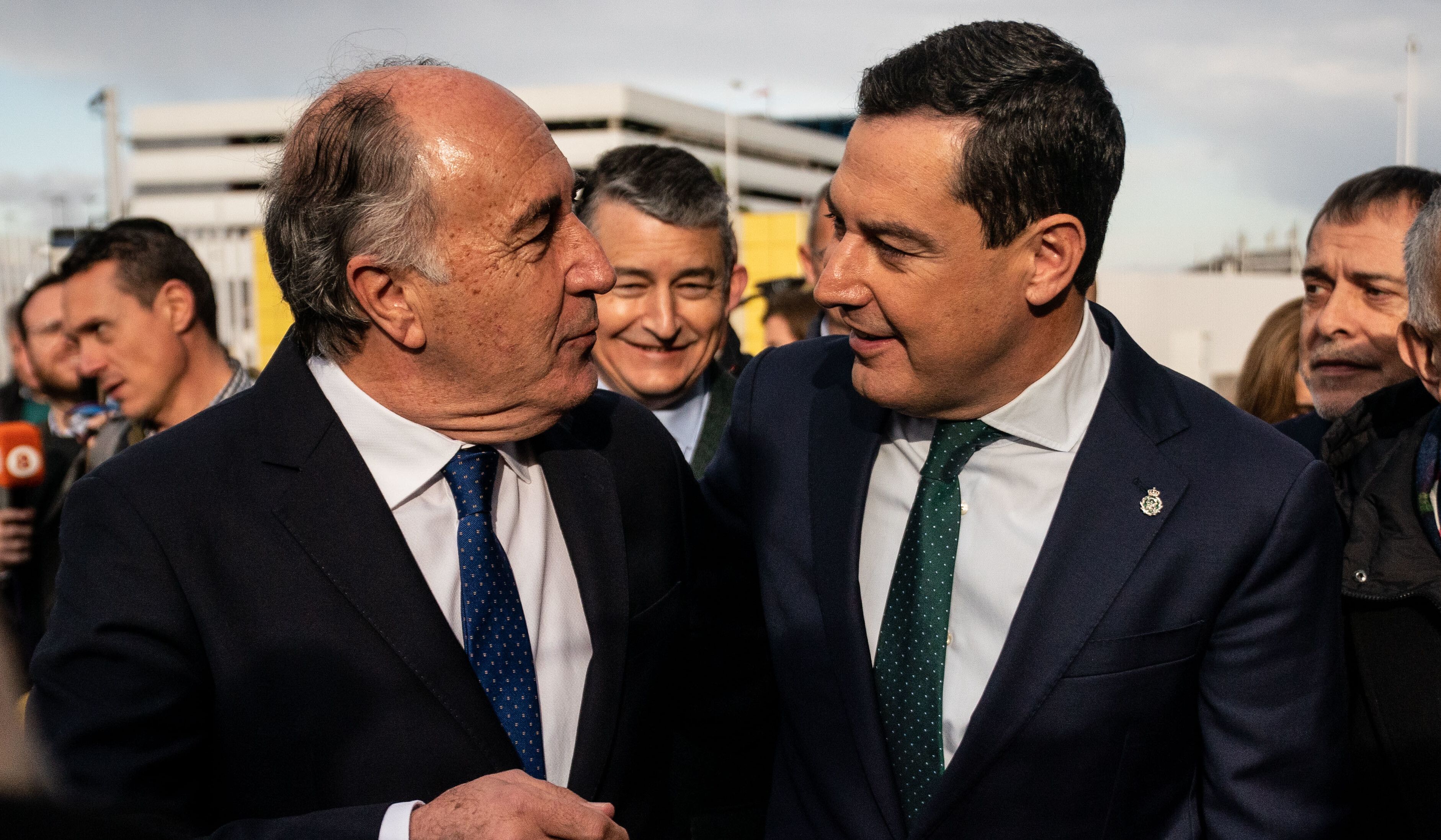 José Ignacio Landaluce, alcalde de Algeciras, con el presidente de la Junta, Juanma Moreno, en una imagen de archivo.