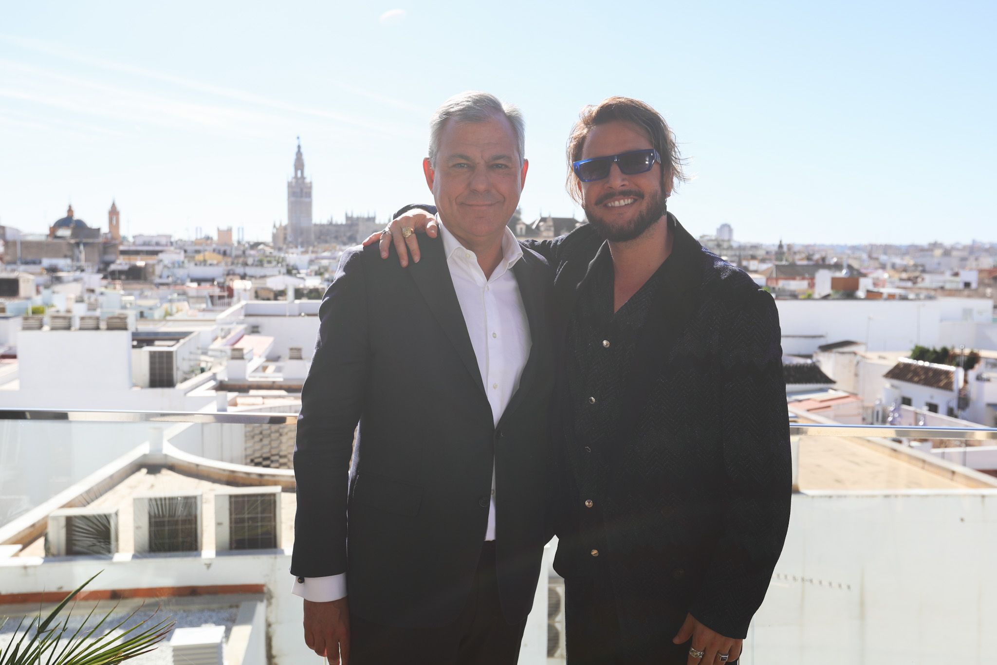 El alcalde de Sevilla, José Luis Sanz, con el cantante Manuel Carrasco.