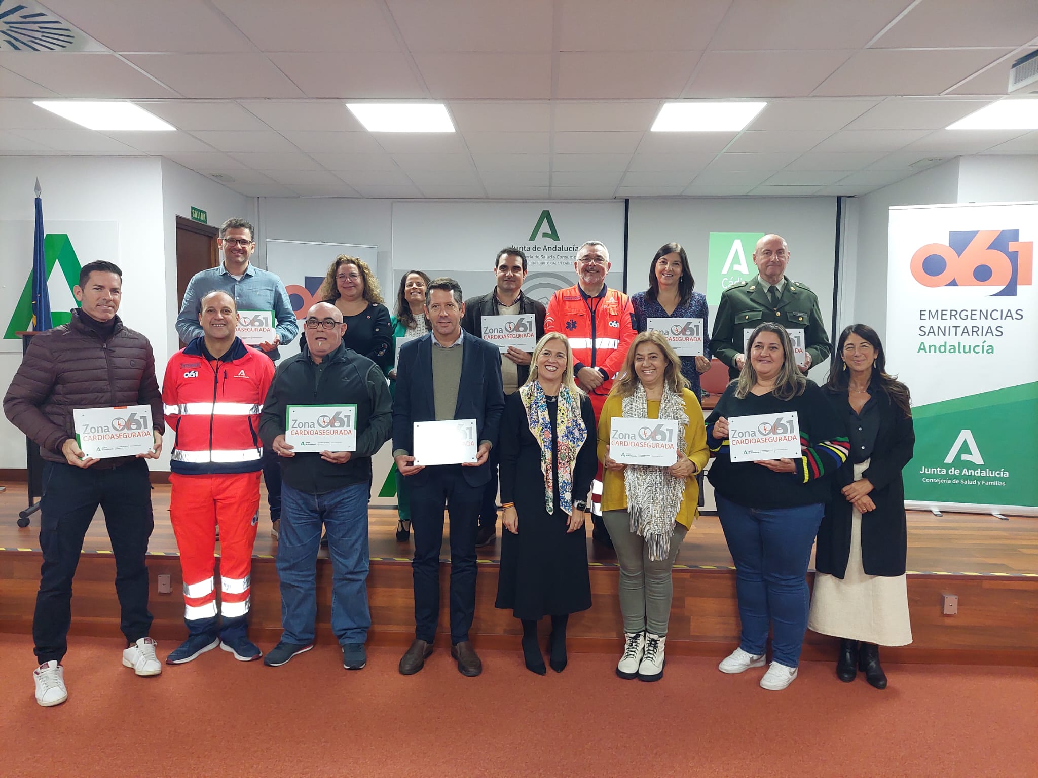 La delegada y los nuevos receptores de los certificados de zonas 'cardioaseguradas'.