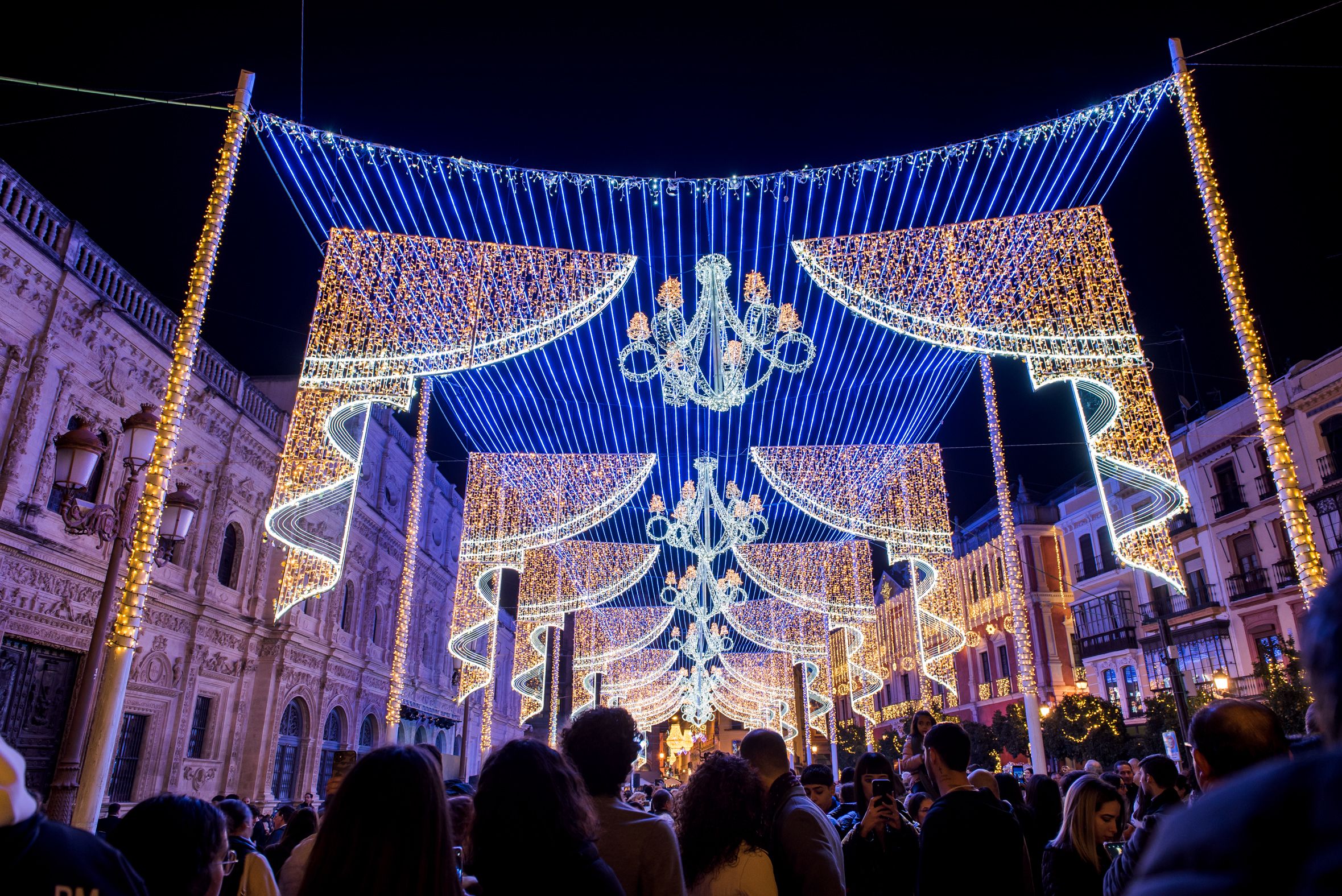 El alumbrado de Navidad en la plaza de San Francisco, junto al Ayuntamiento de Sevilla.