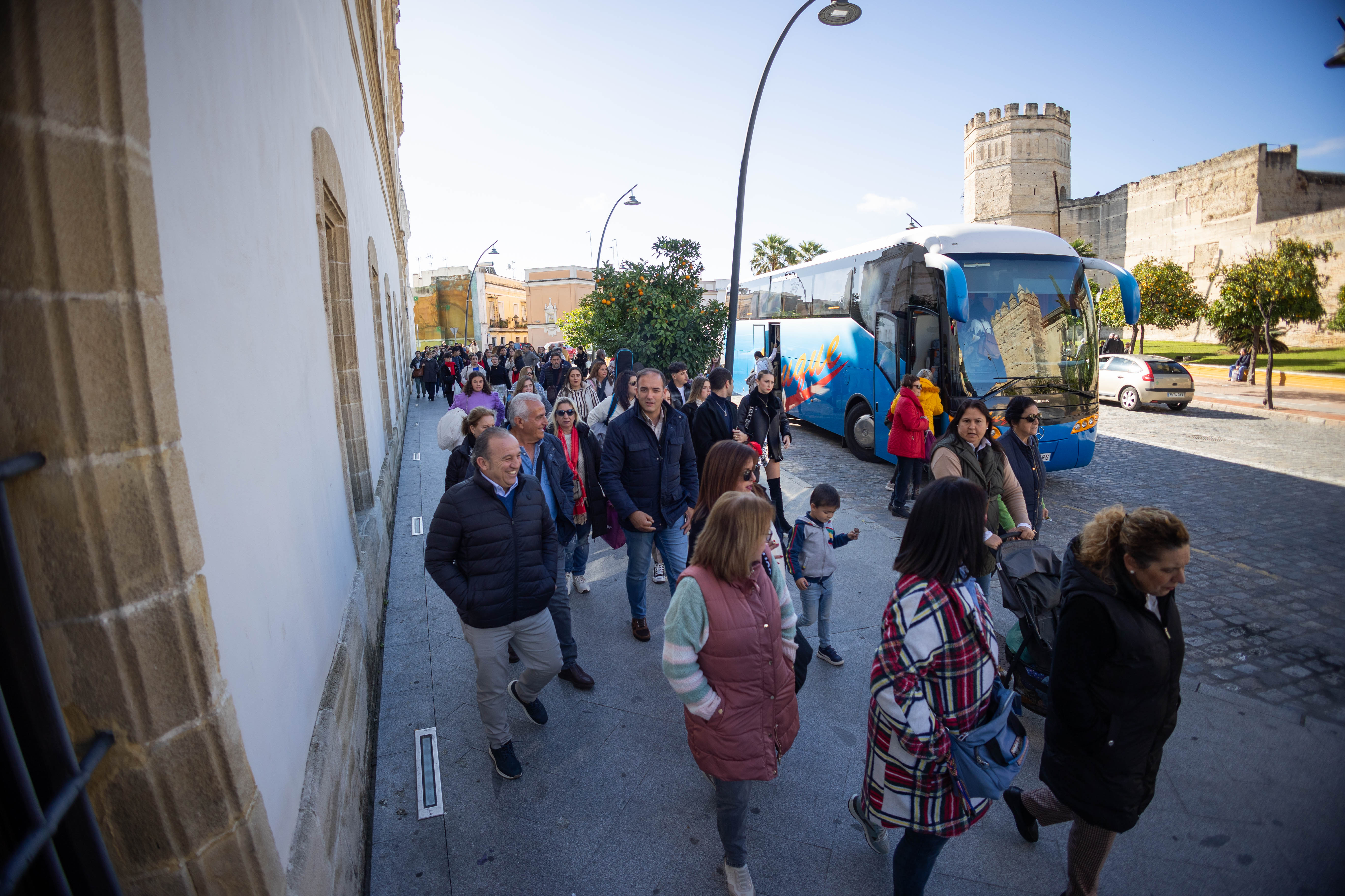 Llegada de personas en autobús las Navidades pasadas para ver las Zambombas.