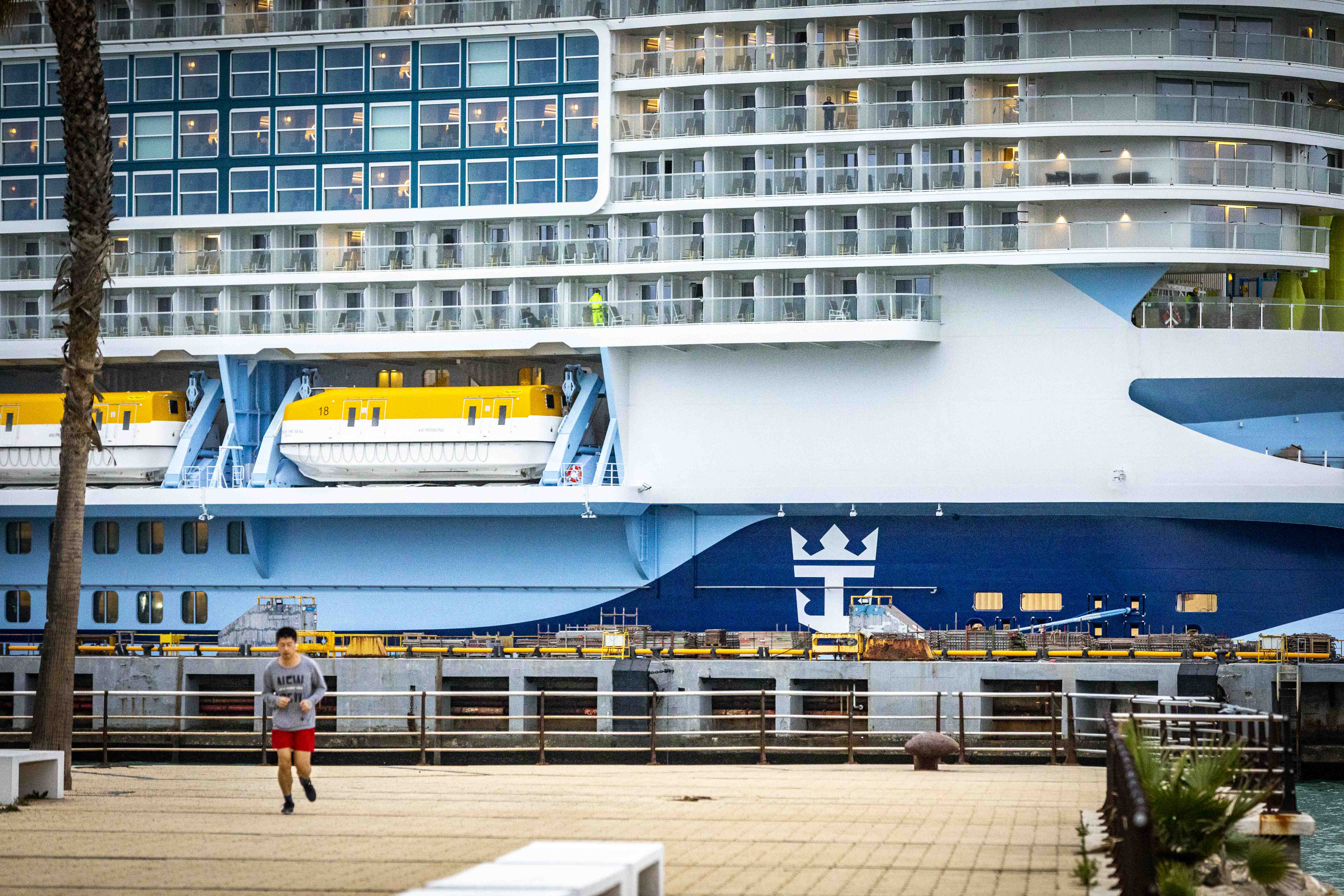 El Icon of the Seas, el barco de cruceros más grande del mundo, en su parada técnica en Cádiz. 