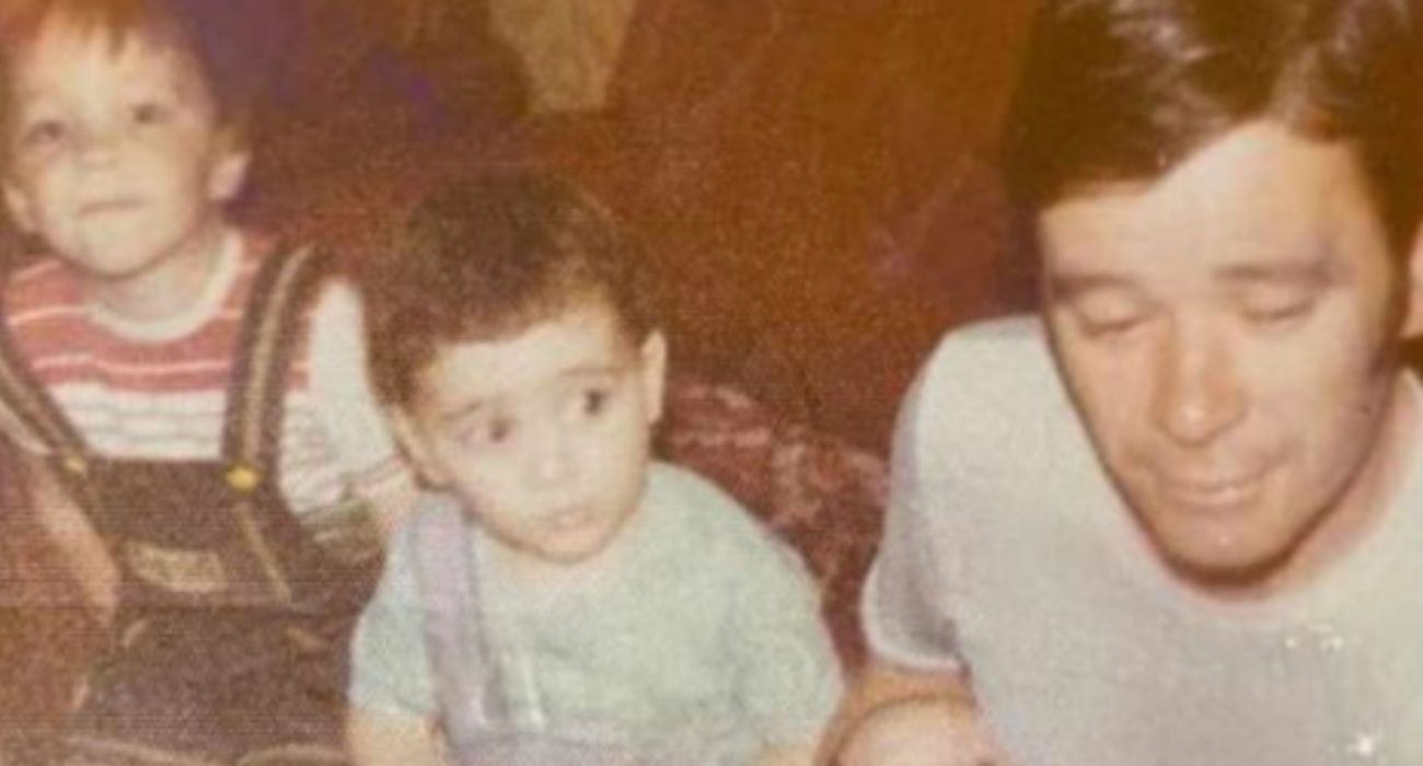 Juan, en la única foto que tiene junto a su padre, ha encontrado a su familia paterna más de 40 años después.