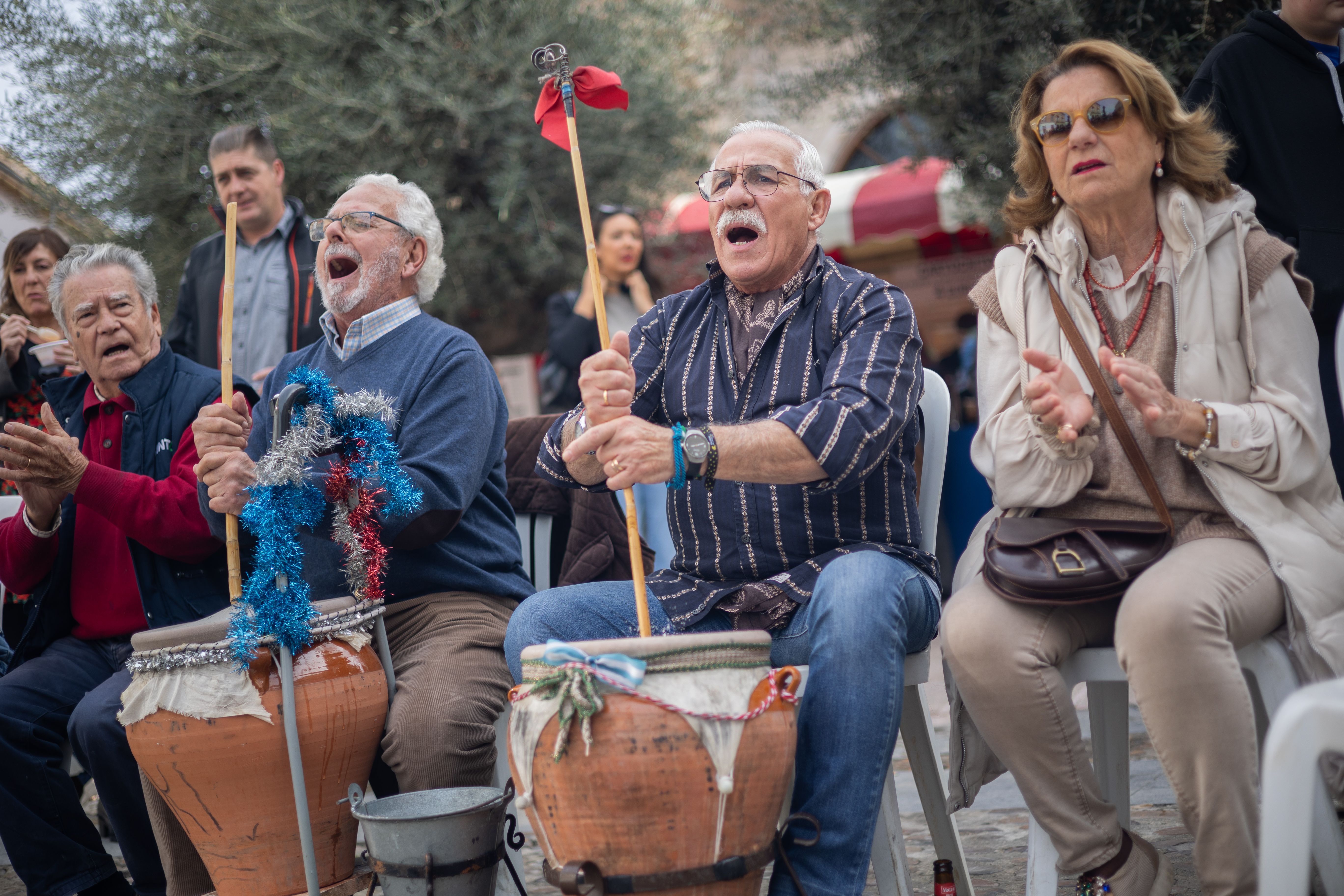 'El bigote' en plena faena dando vida a la Zambomba tradicional de Jerez, que tienen raíces flamencas y moriscas, según Ruiz Mata.