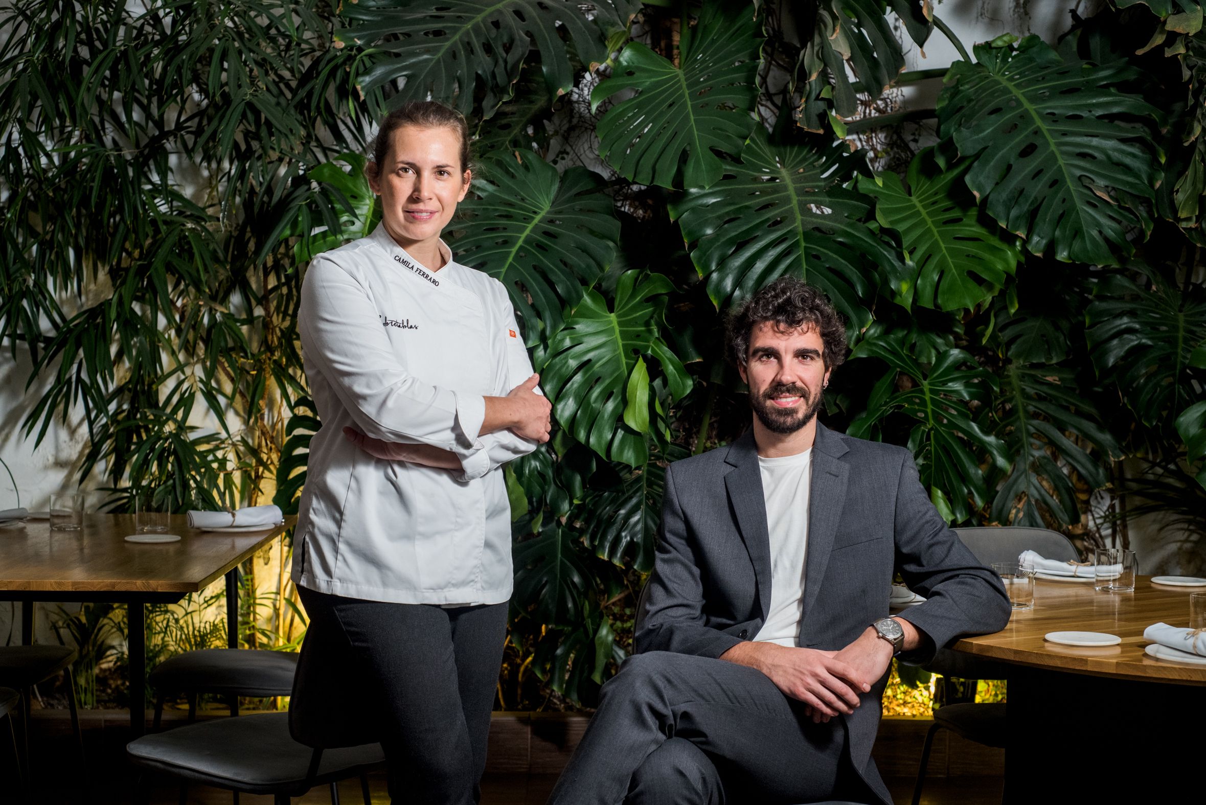 La chef Carolina Ferraro y el sumiller Robert Tetas, de Sobretablas, en la lista de posibles estrellas Michelin de Sevilla.