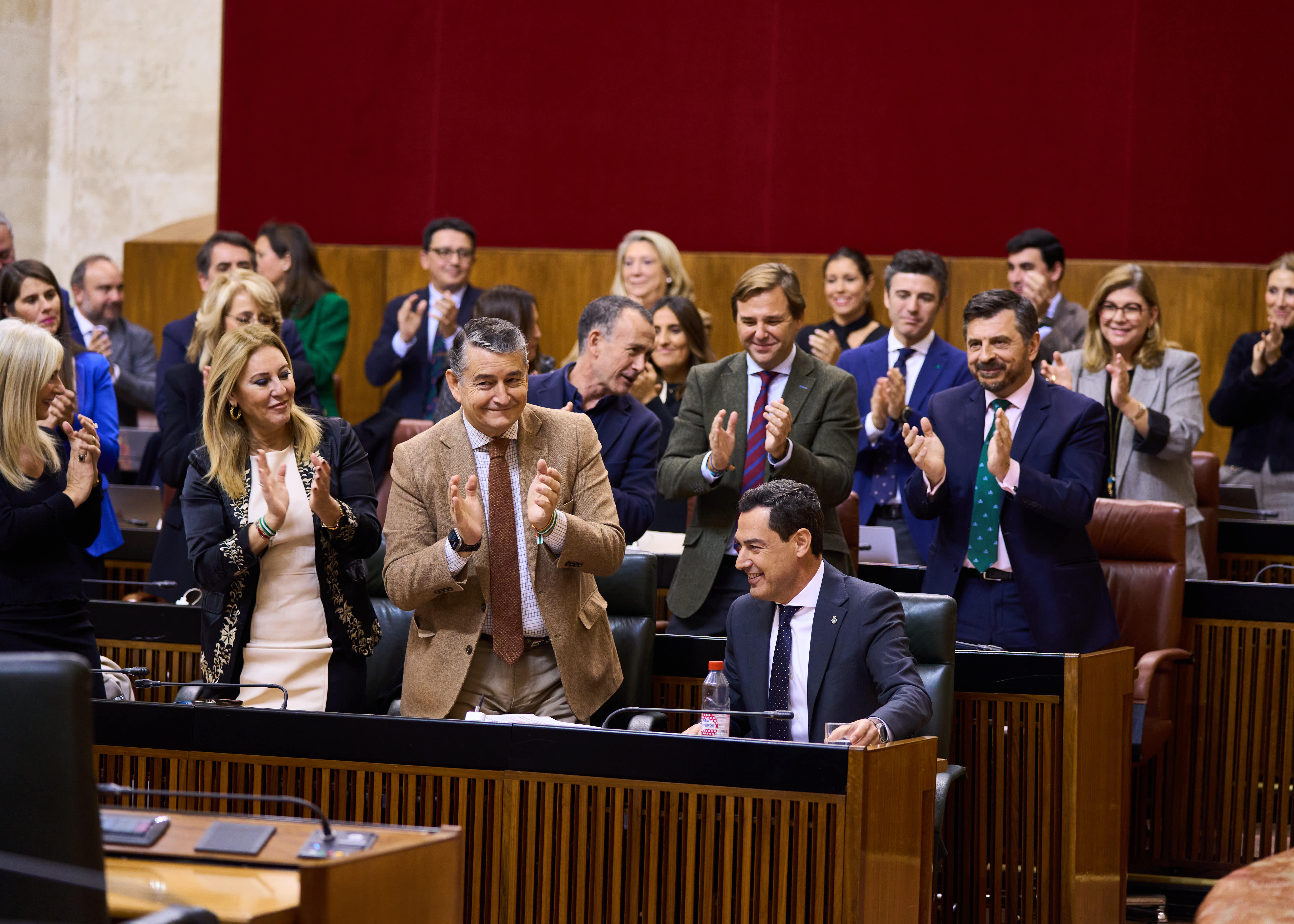 Juanma Moreno aplaudido por toda la bancada del PP.