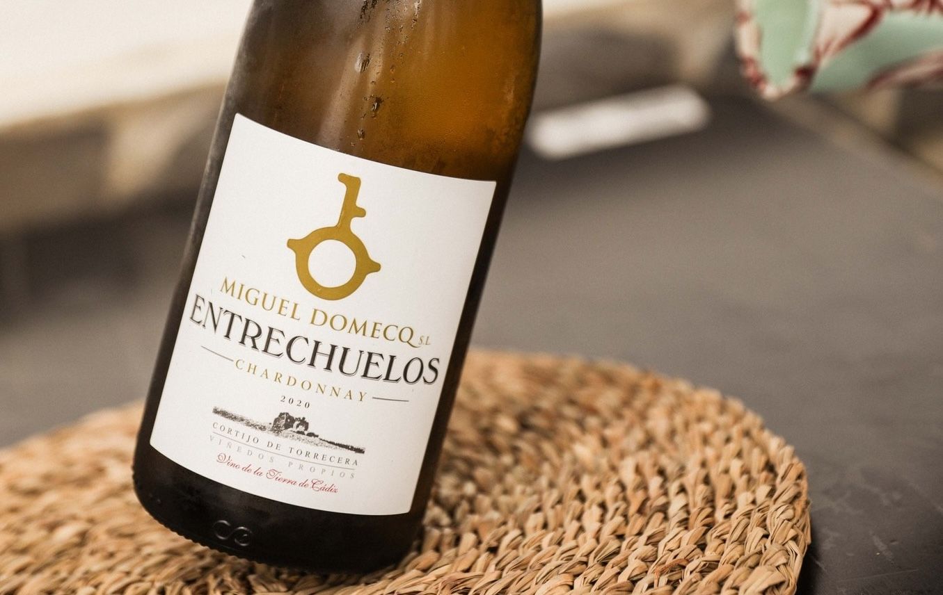 Entrechuelos Chardonnay, uno de los vinos de bodegas Miguel Domecq.