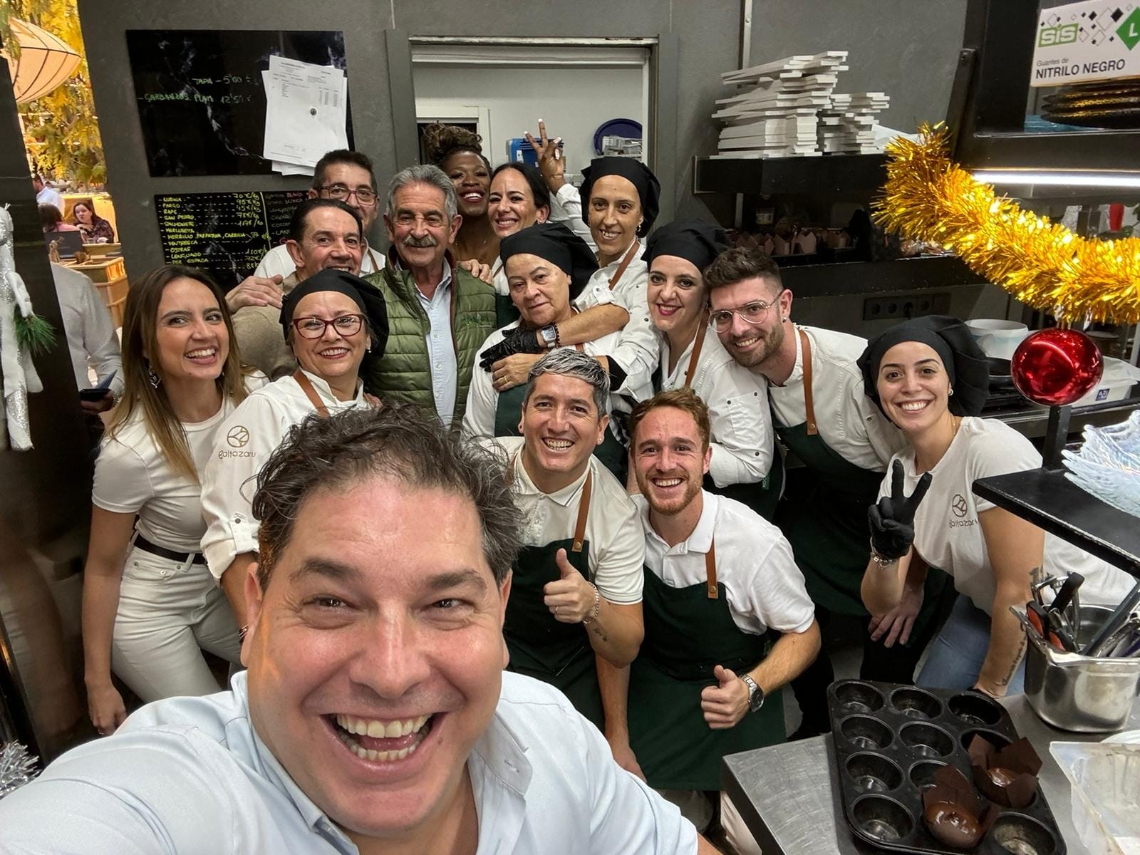 Miguel Ángel Revilla, en el centro de la imagen, junto al amplio equipo del restaurante de Dos Hermanas.