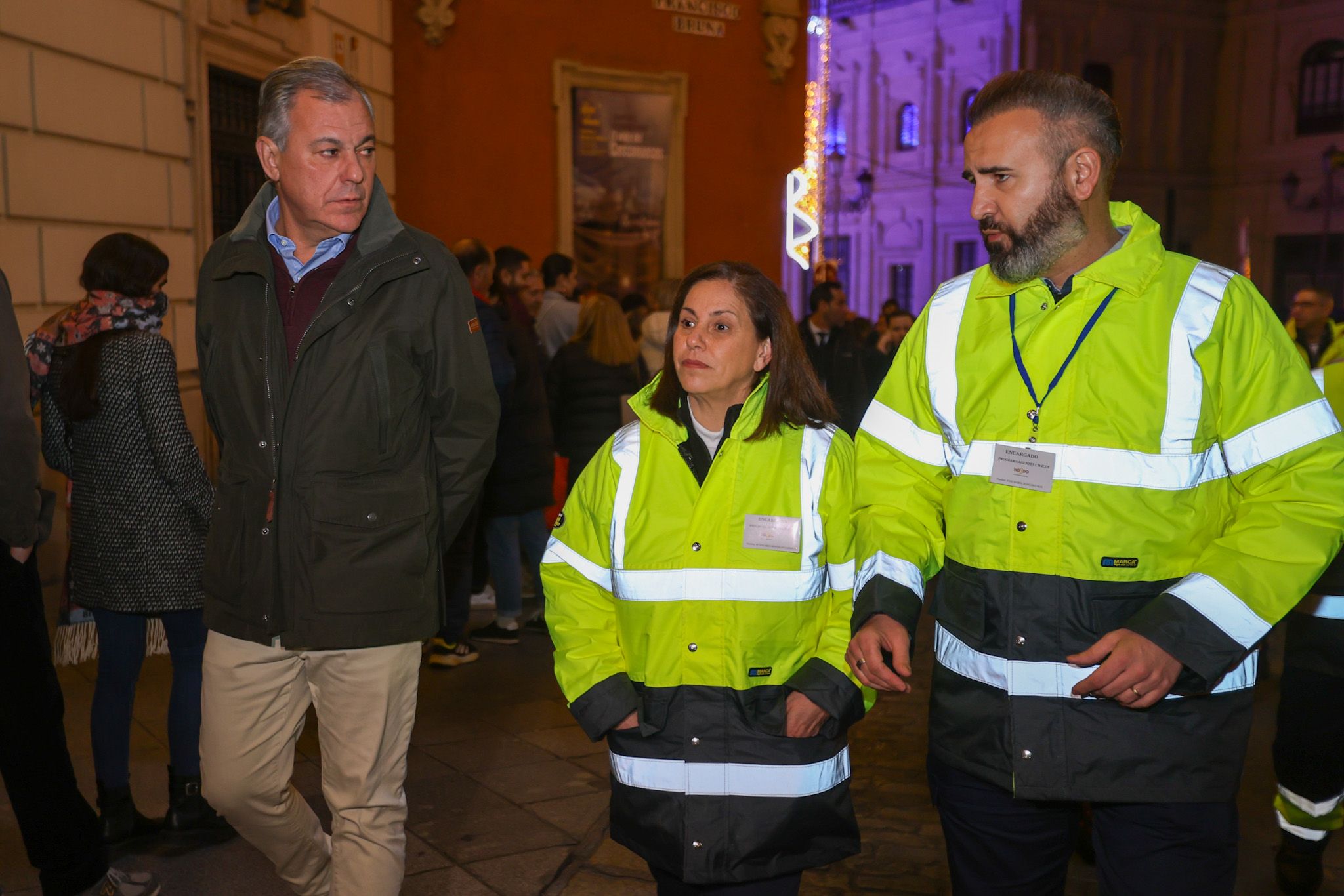 El alcalde Sevilla junto a dos serenos cuando se puso en marcha este servicio. 