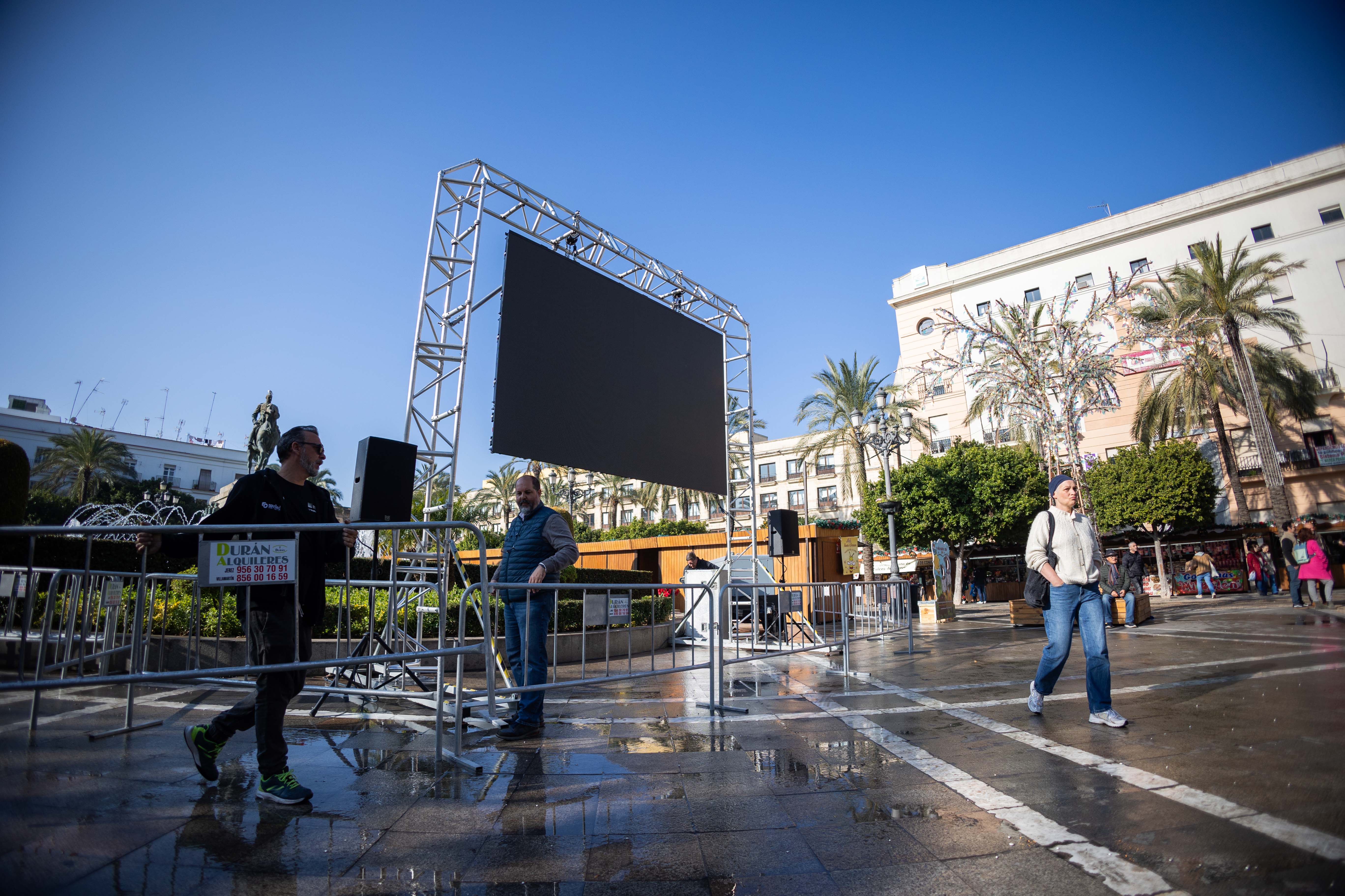 La pantalla gigante que se está preparando en plaza del Arenal con motivo de las campanadas de Canal Sur en Jerez.