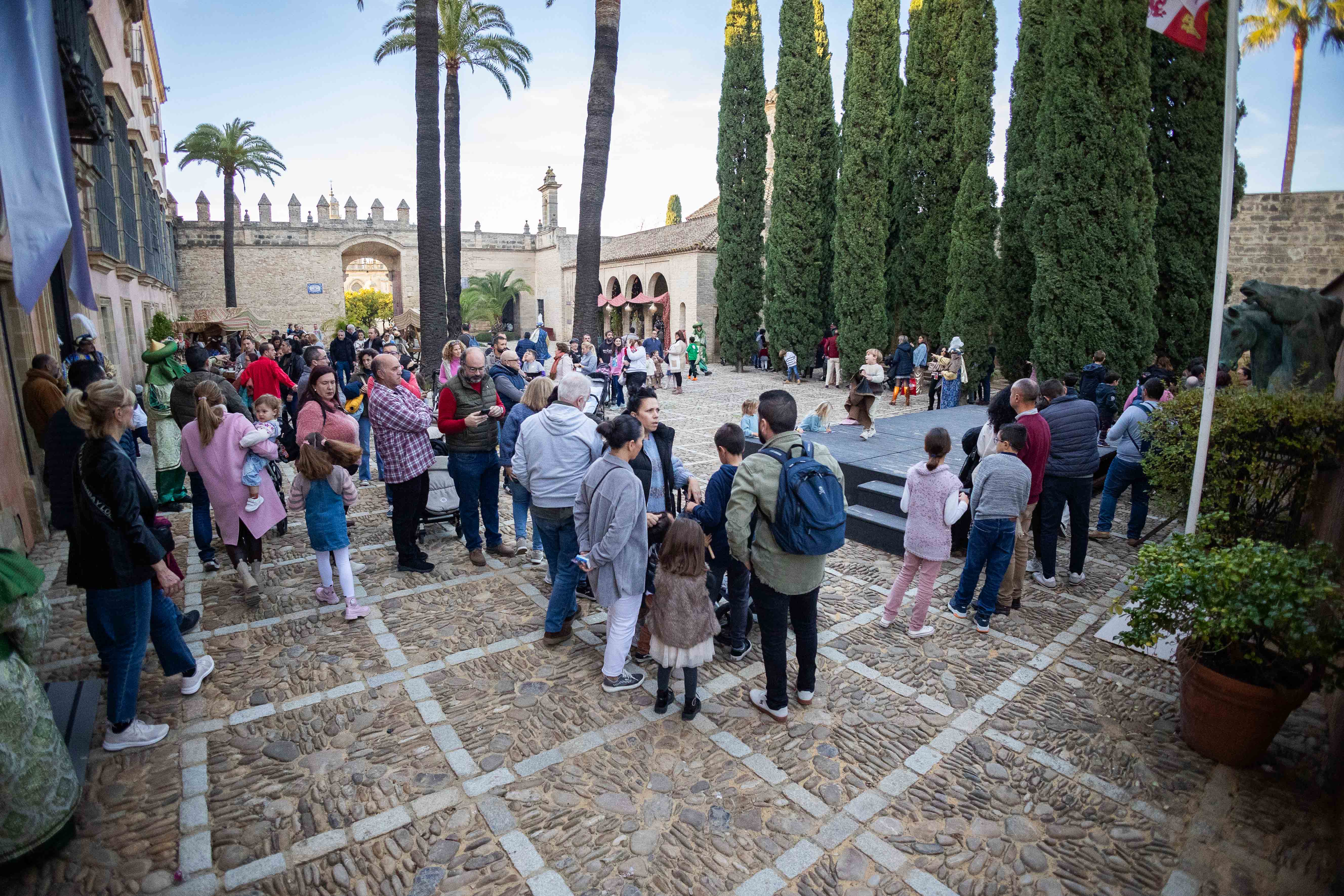 Recinto del Alcázar de Jerez con el Palacio de Villavicencio, a la izquierda de la imagen de estas pasadas Navidades.