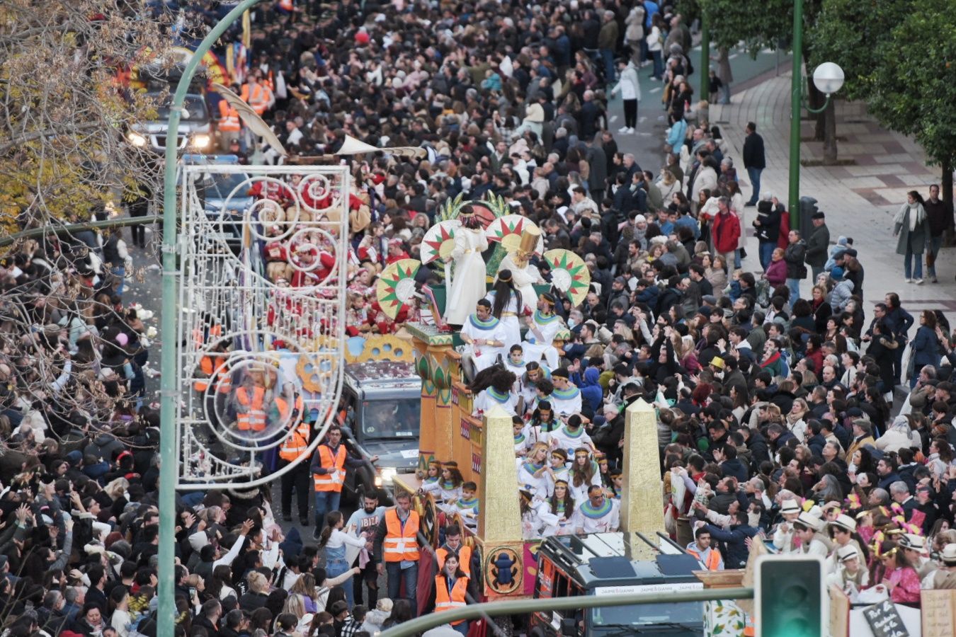 Salida de la cabalgata de los Reyes Magos en Sevilla.