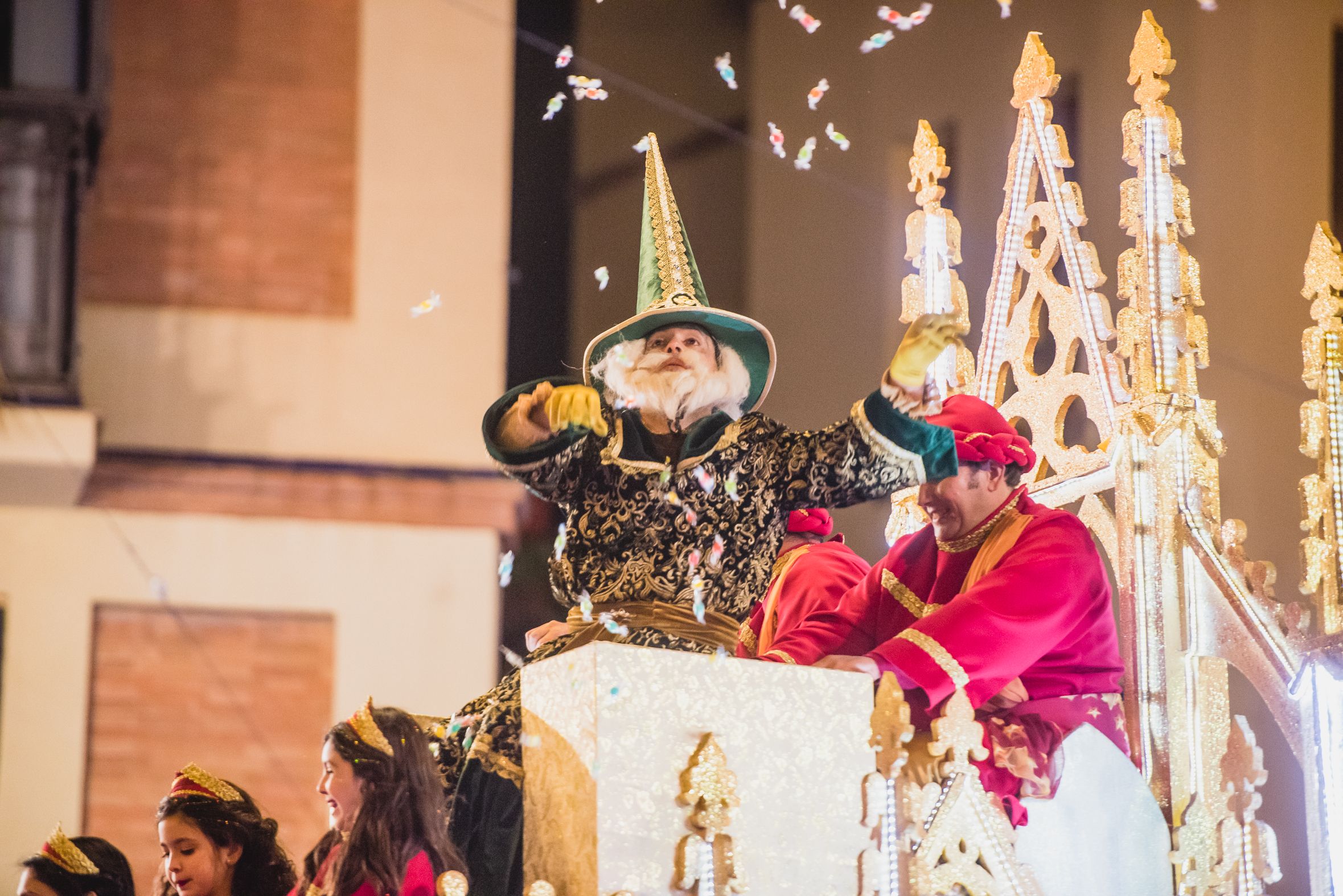 Los Reyes Magos al caer la noche en Sevilla, el año pasado, en imágenes.