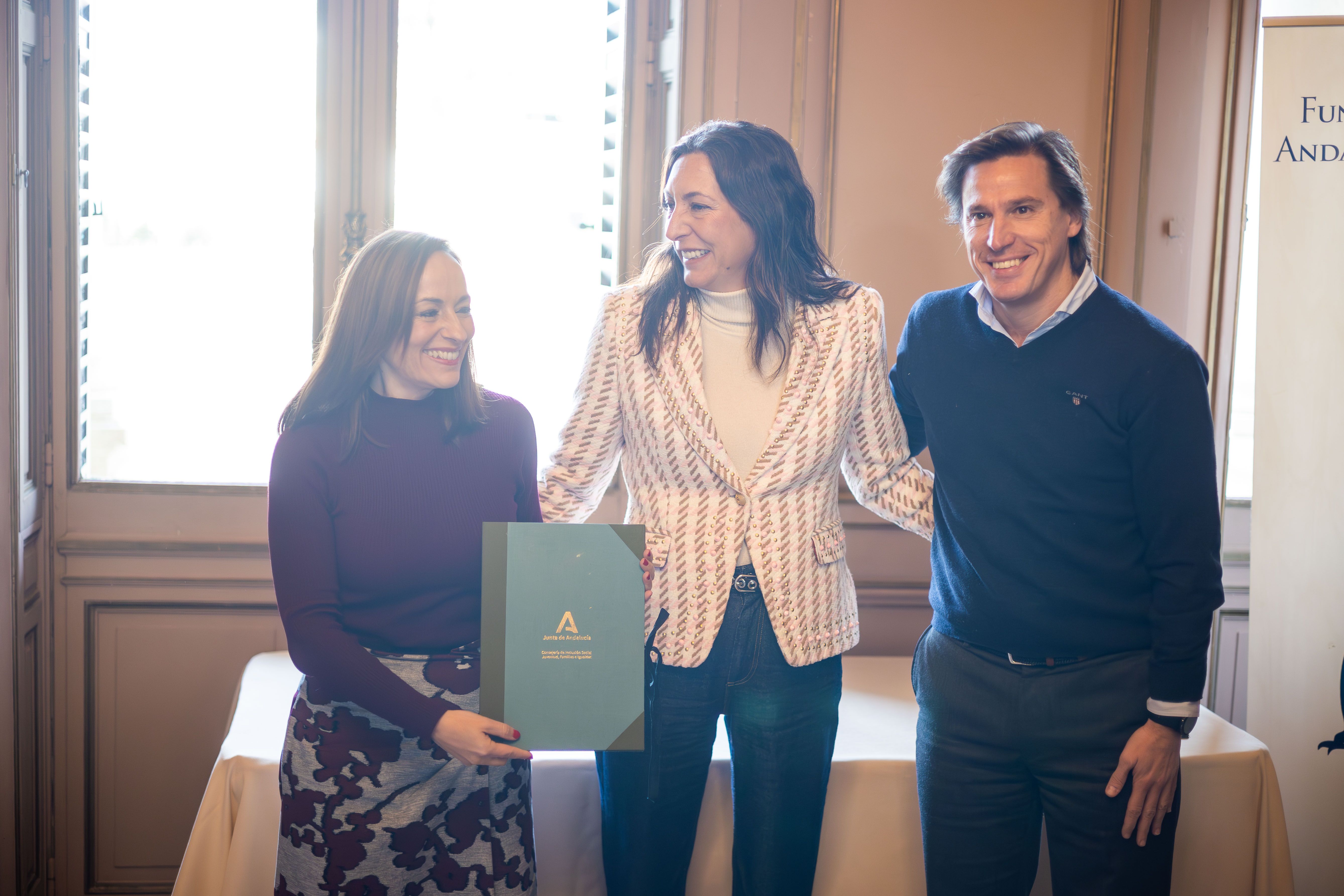 Loles López entrega la resolución al teniente de alcalde responsable del Área de Desarrollo Social del Ayuntamiento de Cádiz, Pablo Otero, este lunes en Jerez.