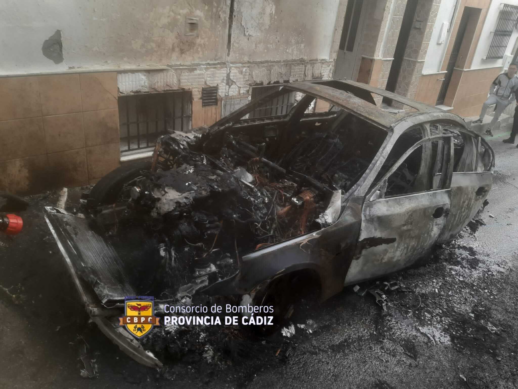 Estado en el que quedó el coche incendiado en Conil.