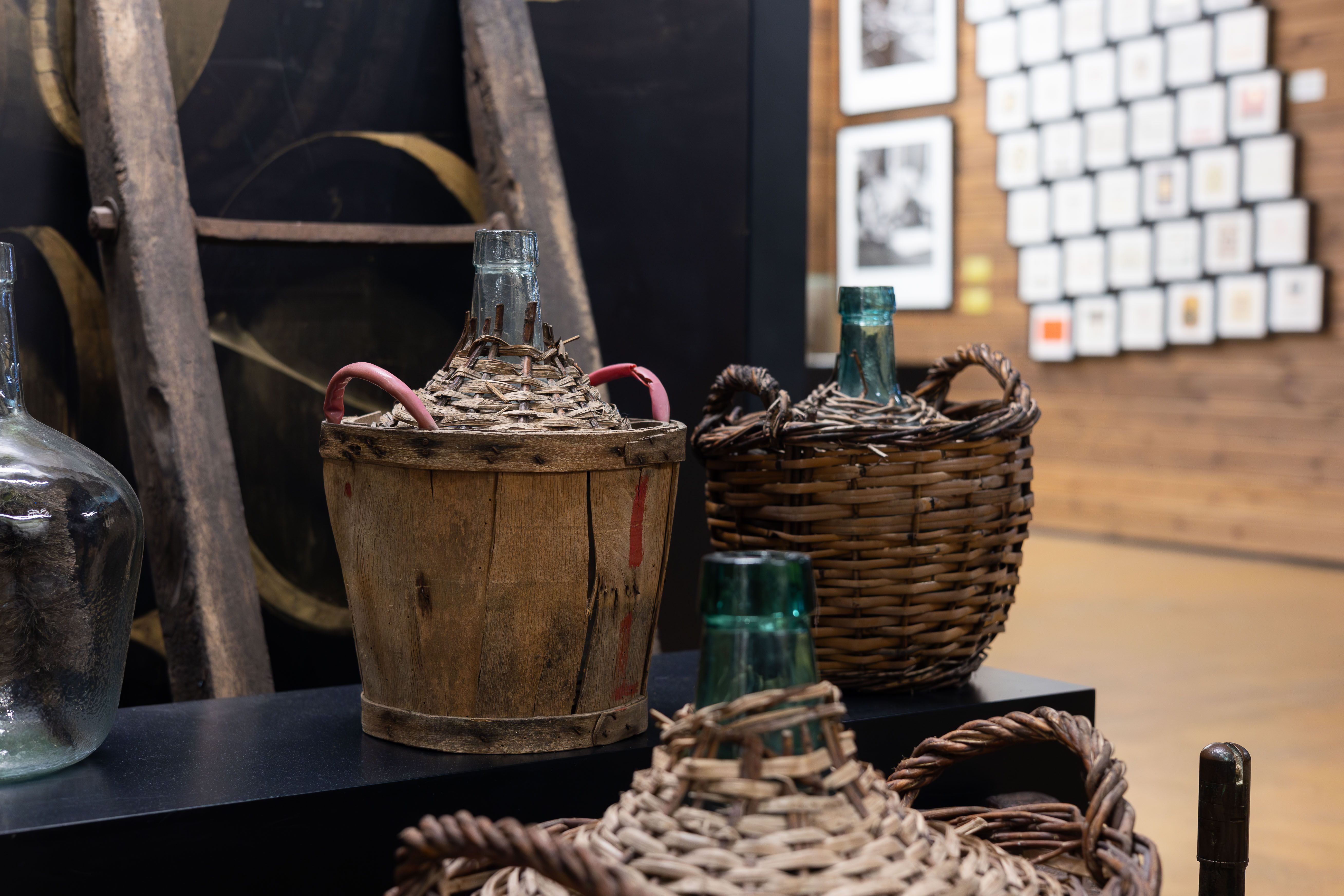 Un detalle del centro de Interpretación del Vino y la Sal en Chiclana.