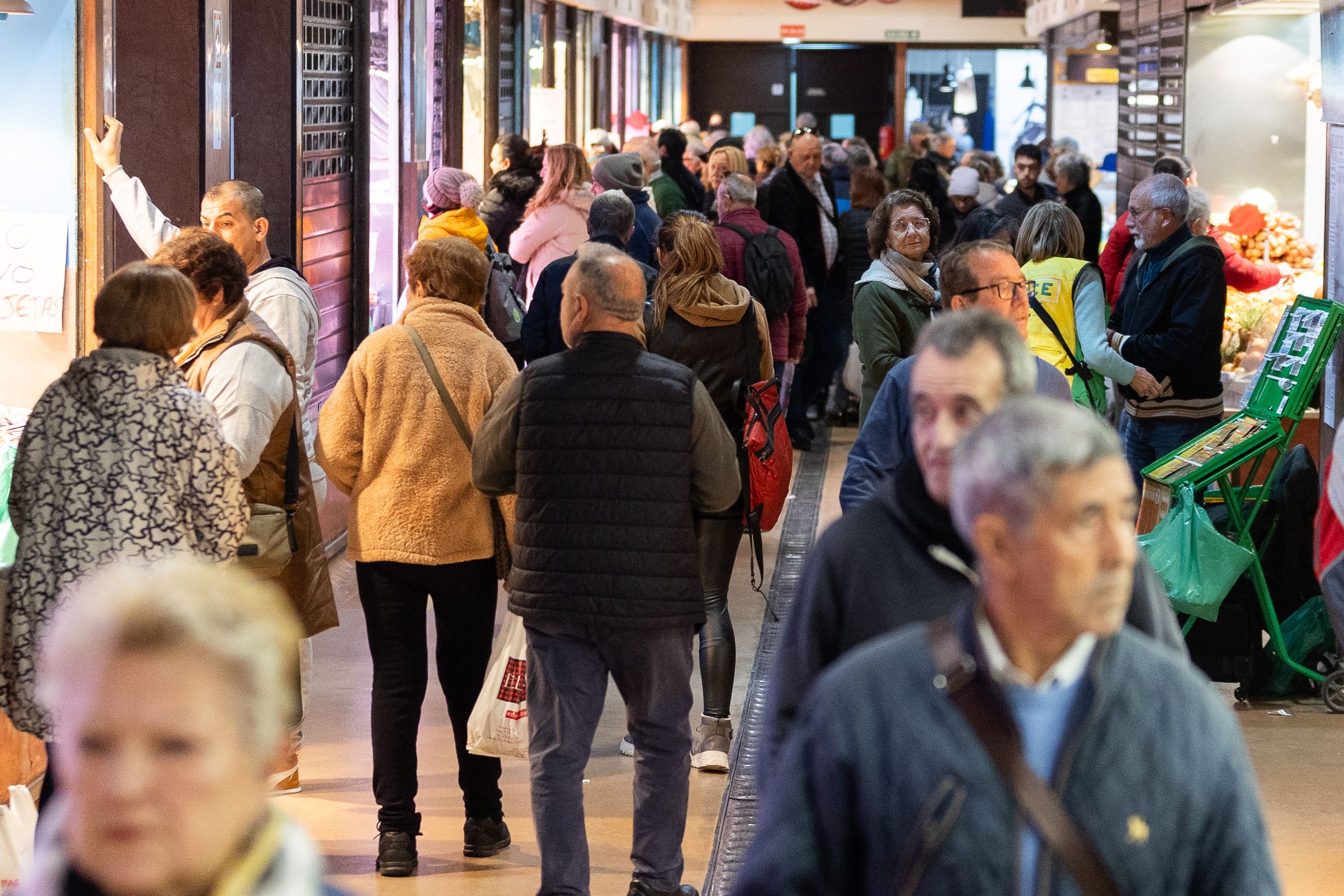 Esta es la multa por vivir donde no estás empadronado. En la imagen, personas por la calle, en una ciudad de Andalucía. 