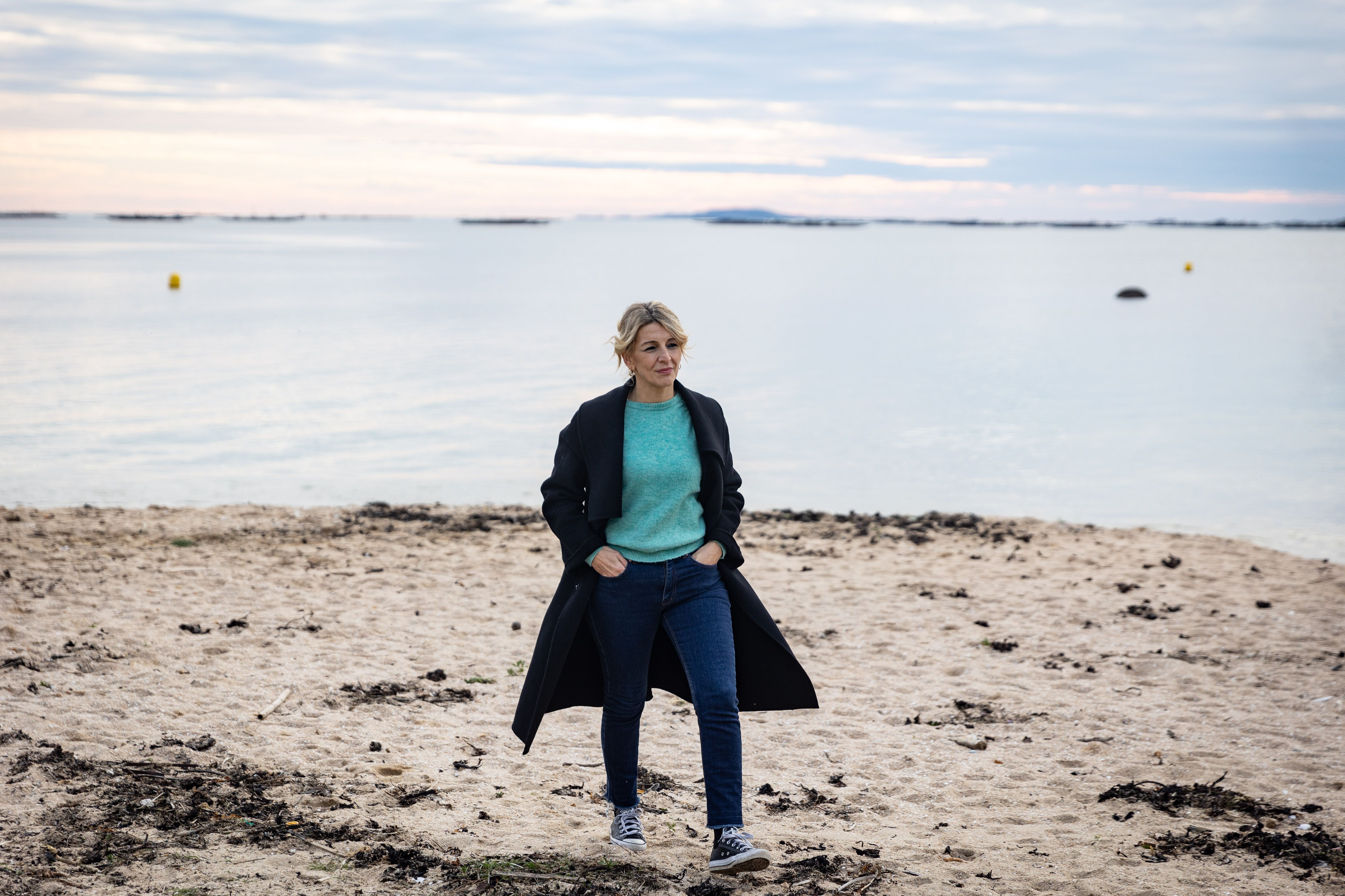 Yolanda Díaz, en la playa de A Pobra do Caramiñal (A Coruña).