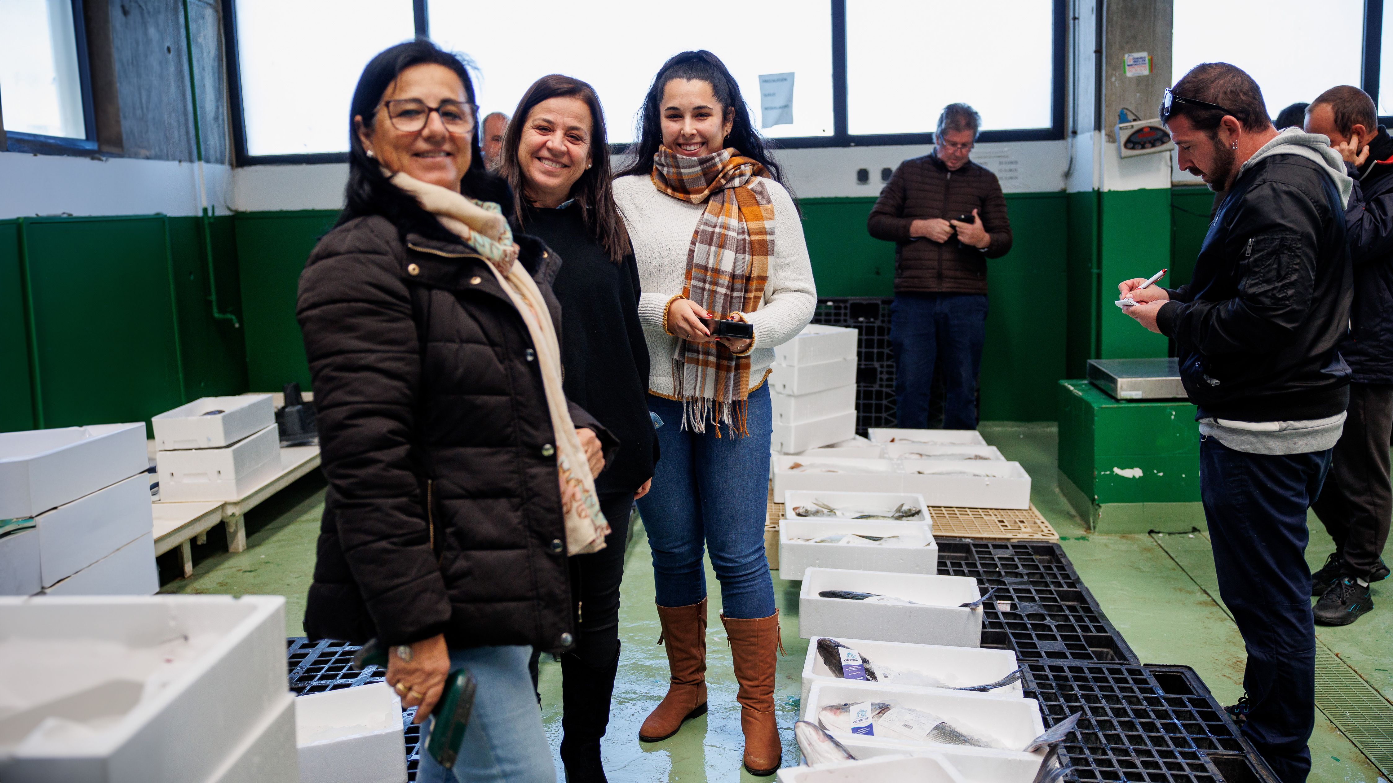 En primer término, Ana María, jefa de la lonja de Chipiona, y tras ella su hermana Inma y su hija Marta, las jefas en esta pesquería artesanal, en una imagen reciente en plena subasta.