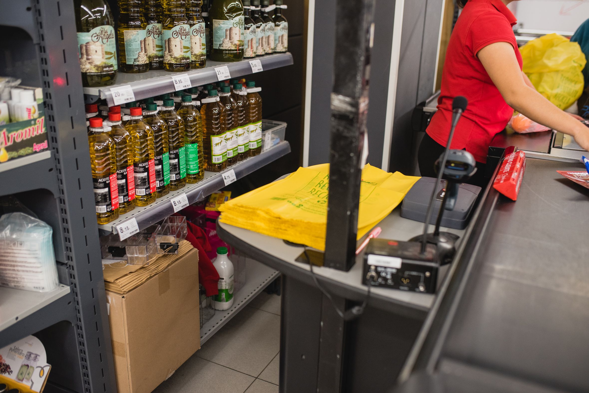 Botellas de aceite en un supermercado.