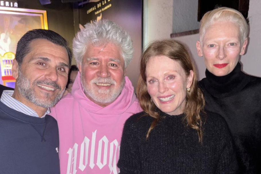 David Carpio, junto a Pedro Almodóvar, Tilda Swinton y Julianne Moore, en El Corral de la Morería.