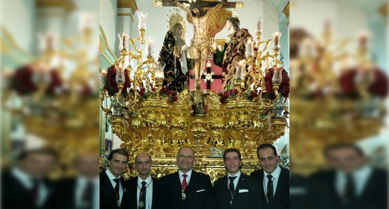 Juan Verdugo, en el centro de la imagen, junto a su Cristo del Amor y su Virgen de los Remedios.