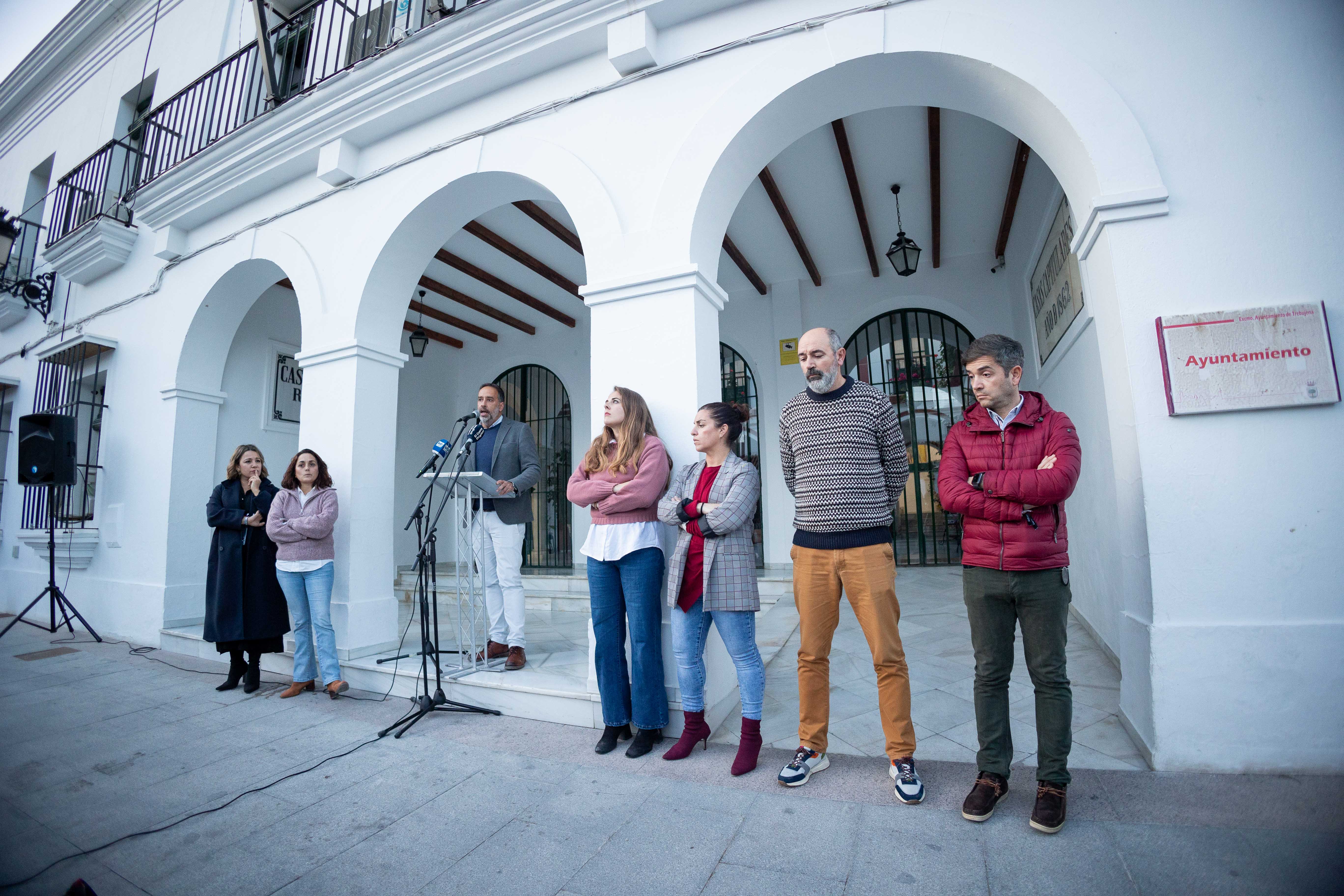 El alcalde de Trebujena, Ramón Galán, con parte de su gobierno, frente al Ayuntamiento.