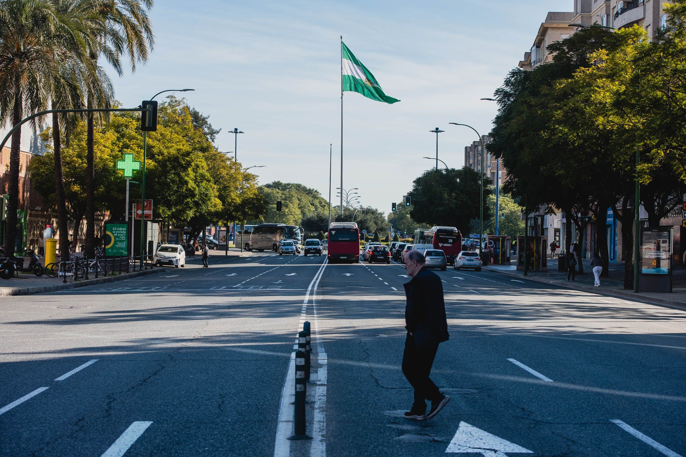 La bandera de Andalucía izada en Sevilla.