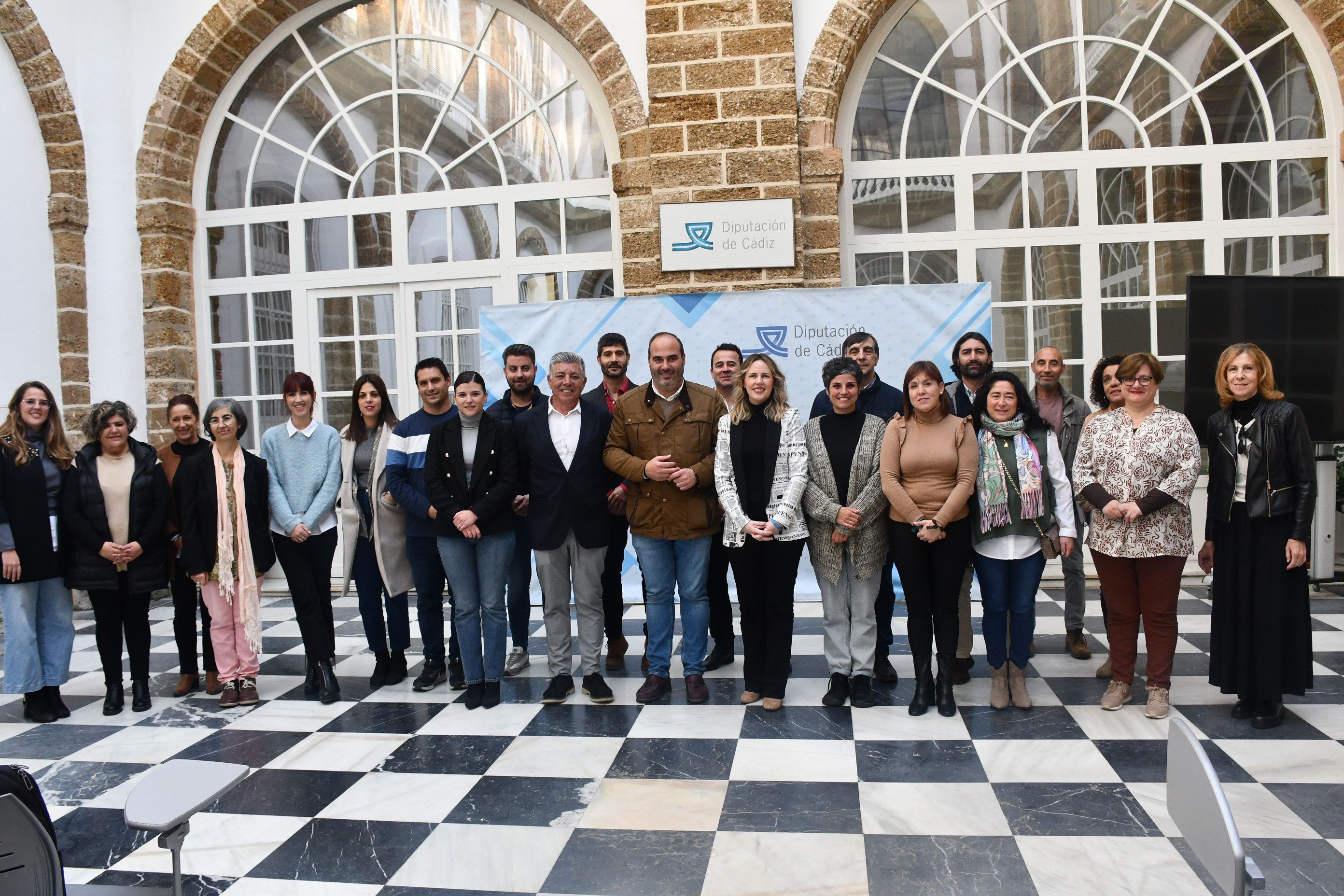 Vanesa Beltrán, con los representantes locales tras la presentación de Planeamos 2024, así como con técnicos de la Fundación Provincial de Cultura.