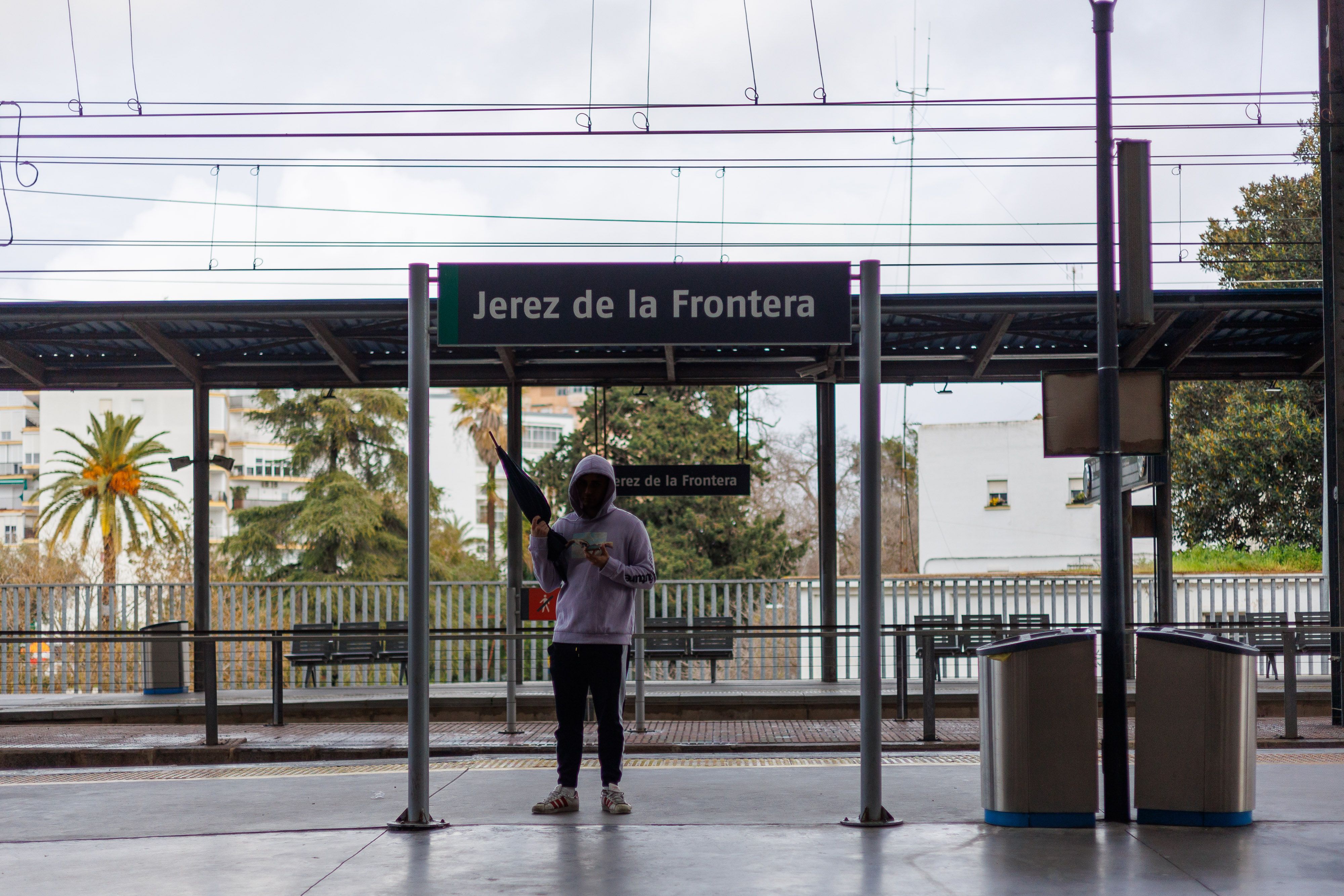 Un joven esperando un tren en la estación de Renfe de Jerez.