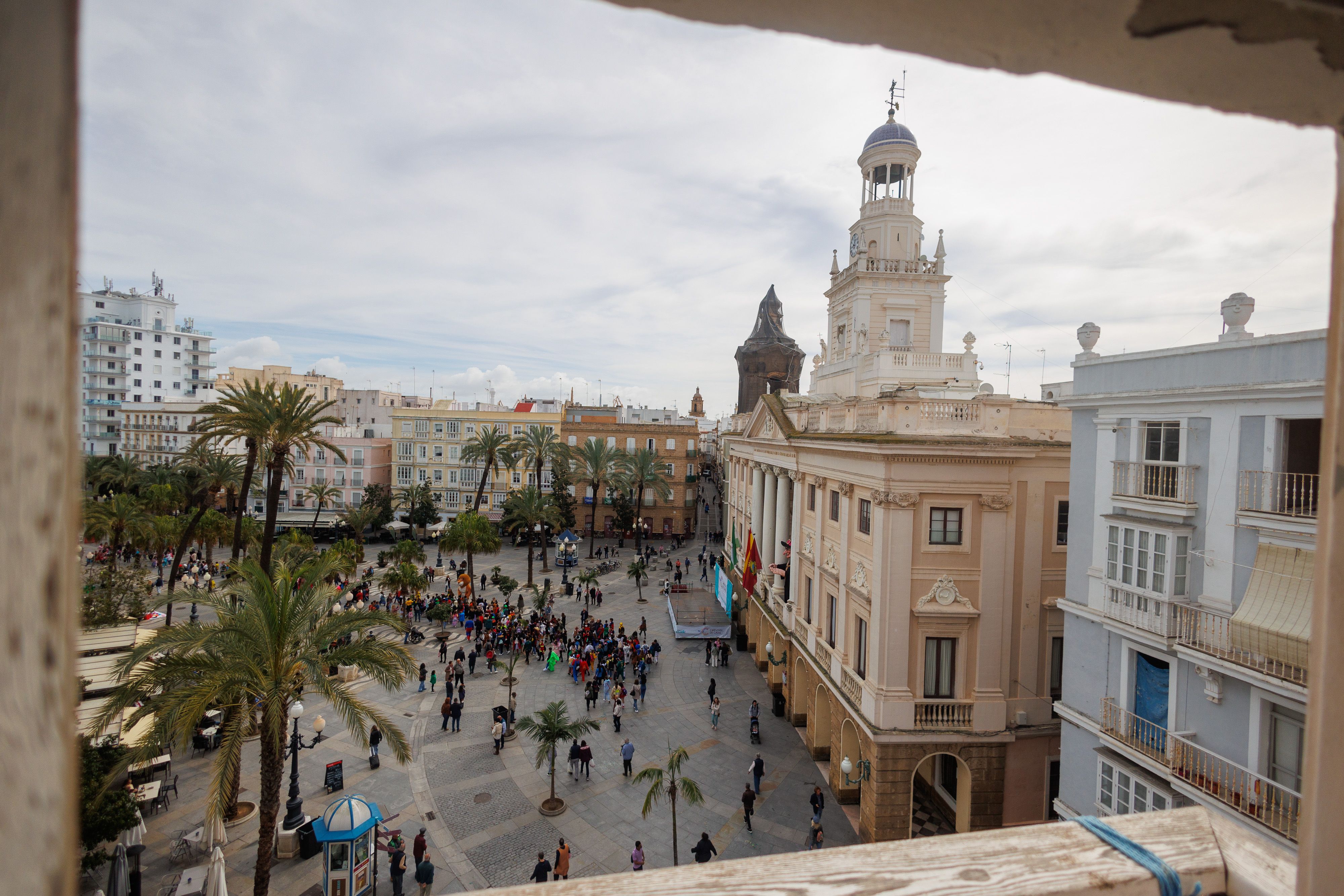 El Ayuntamiento de Cádiz, desde las oficinas de los sindicatos en el edificio Amaya.