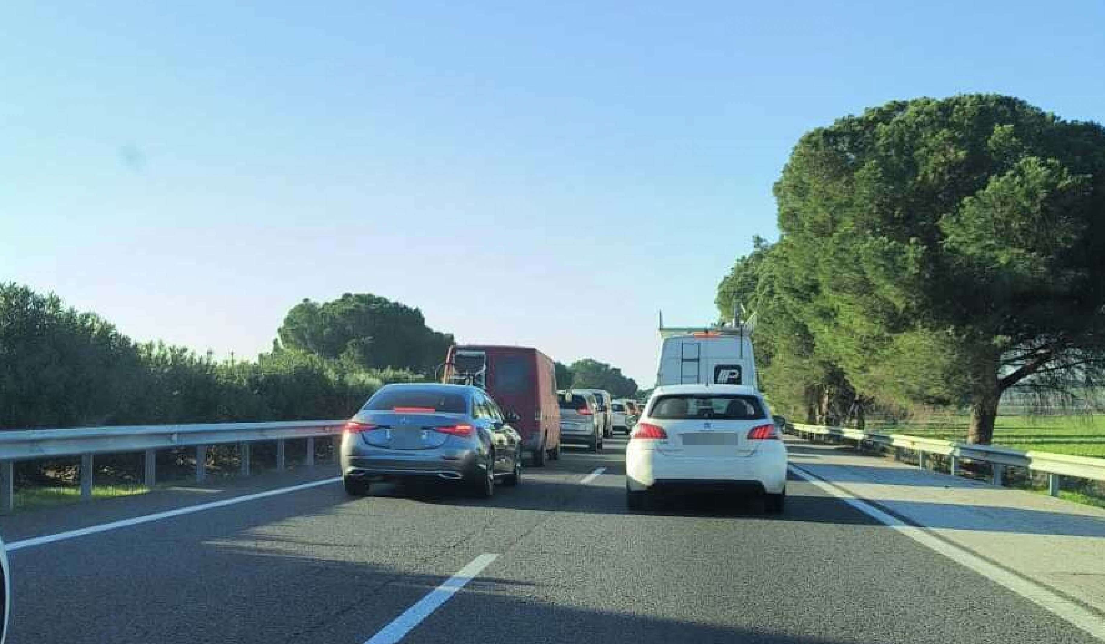 Retenciones en la autopista AP4, que une las provincias de Sevilla y Cádiz, en imagen de archivo.