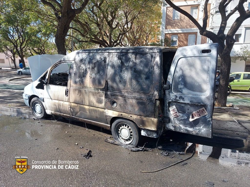 Una furgoneta salió ardiendo y se produjo una gran explosión en Cádiz.