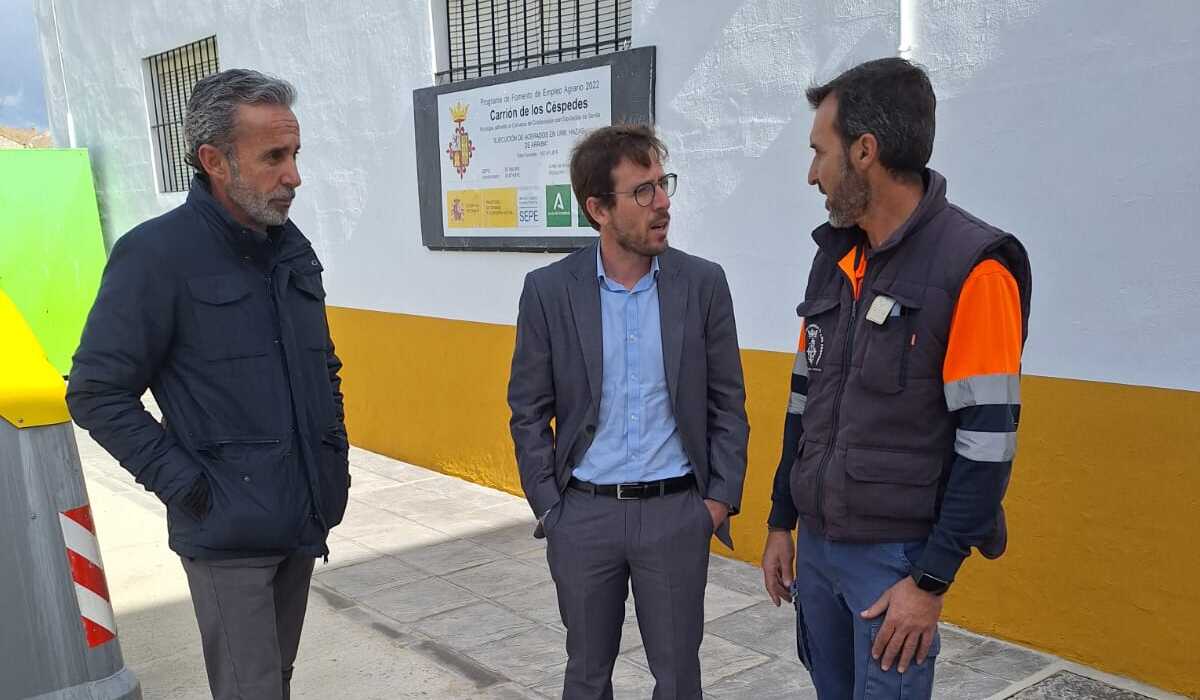 El subdelegado del Gobierno en Sevilla, Francisco Toscano, con el alcalde de Carrión de los Céspedes y un operario.