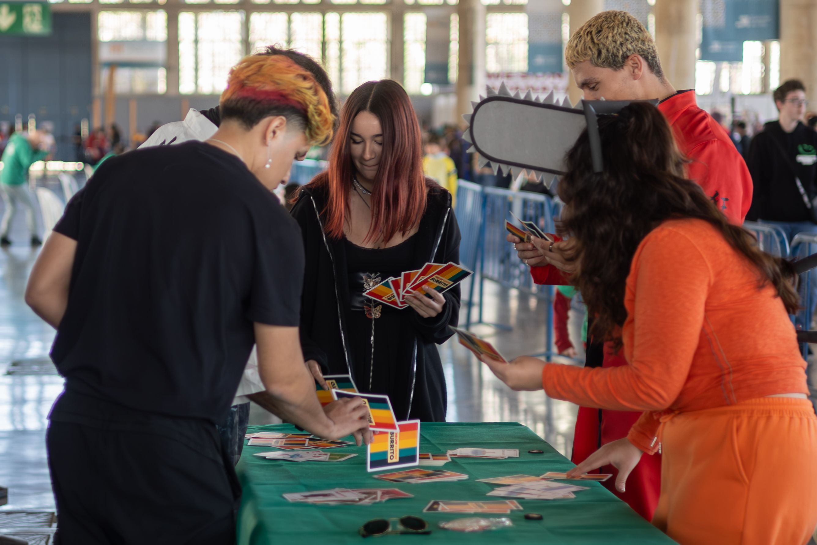 Varias personas jugando en un salón manga en la provincia de Cádiz. 