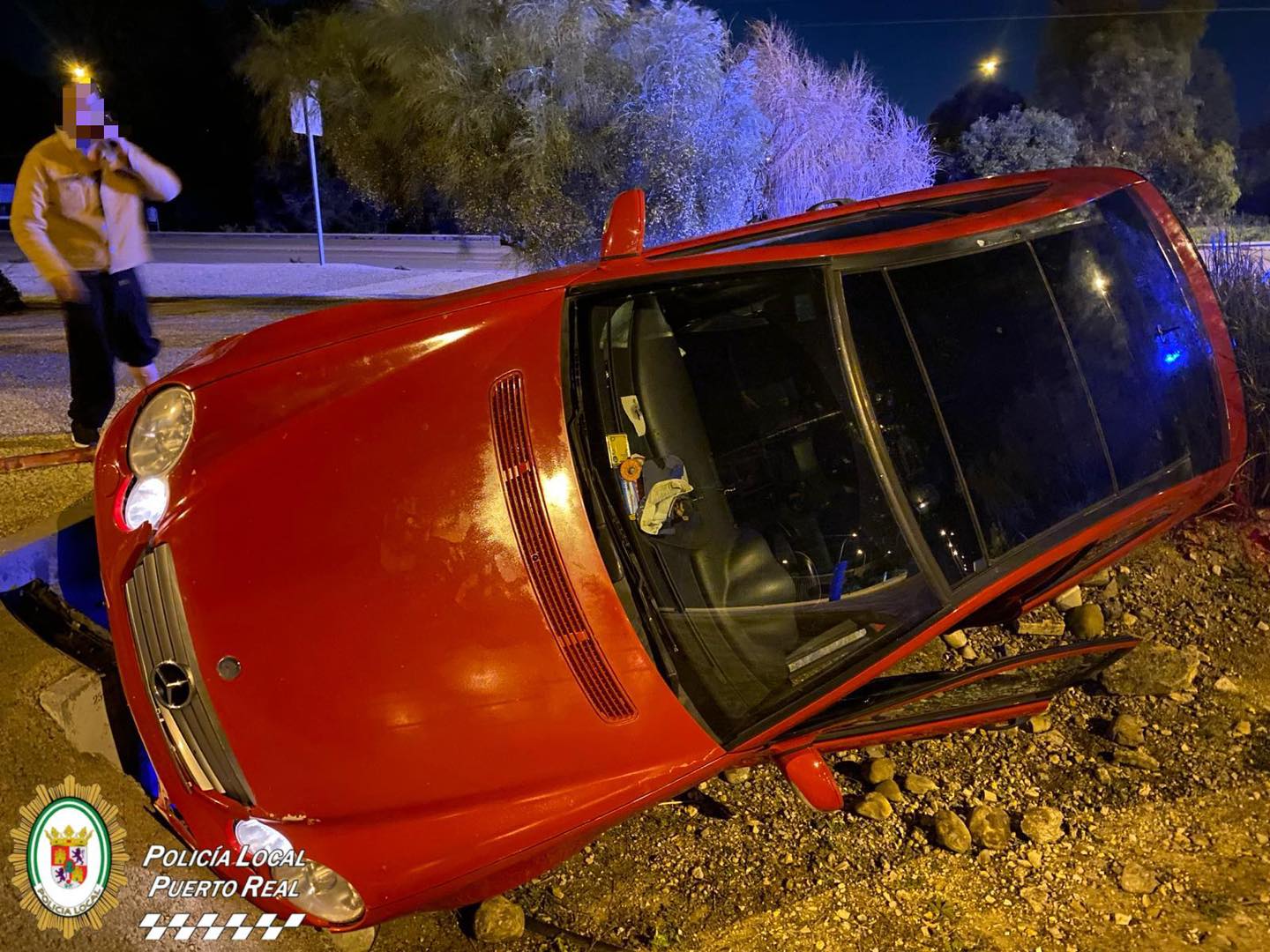 El coche quedó volcado en una calle de Puerto Real.