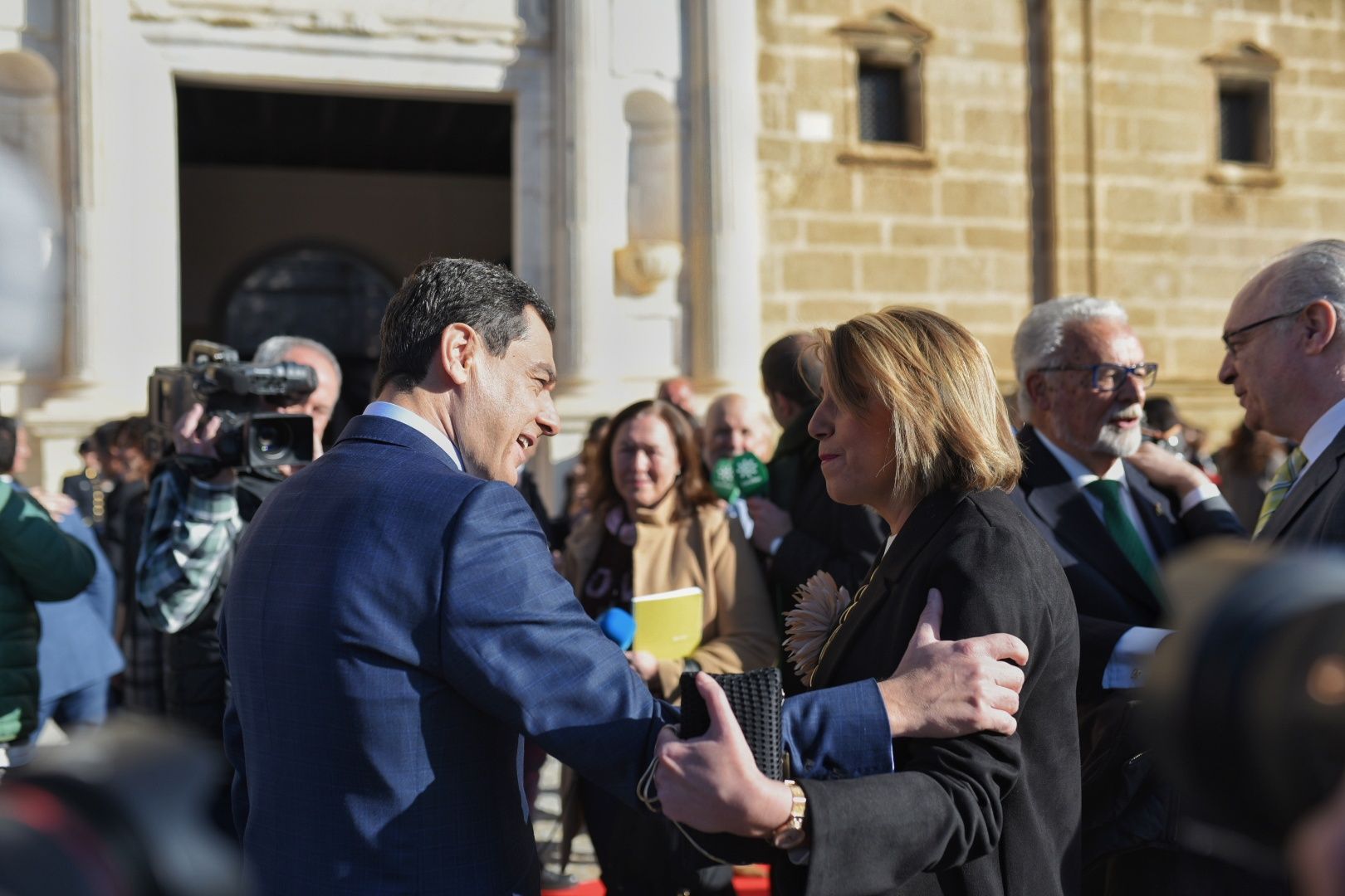 El presidente de la Junta, Juanma Moreno, saluda a Susana Díaz.