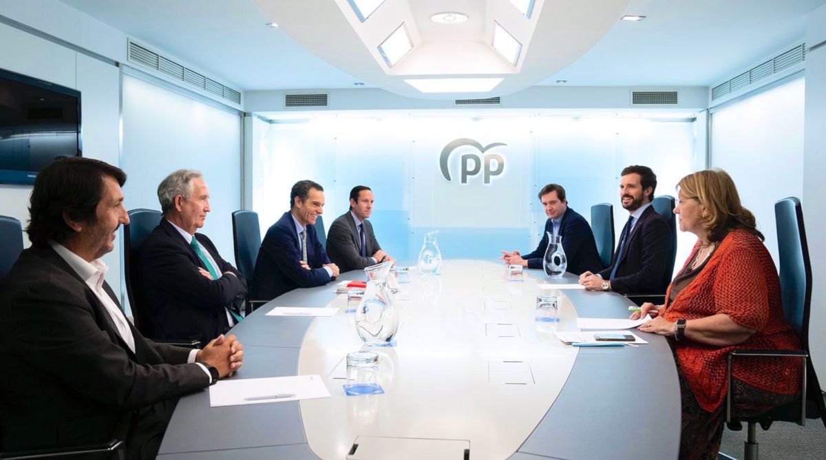 Pablo Casado, con otros dirigentes del PP, en una reunión con empresarios del sector del transporte. FOTO: PP