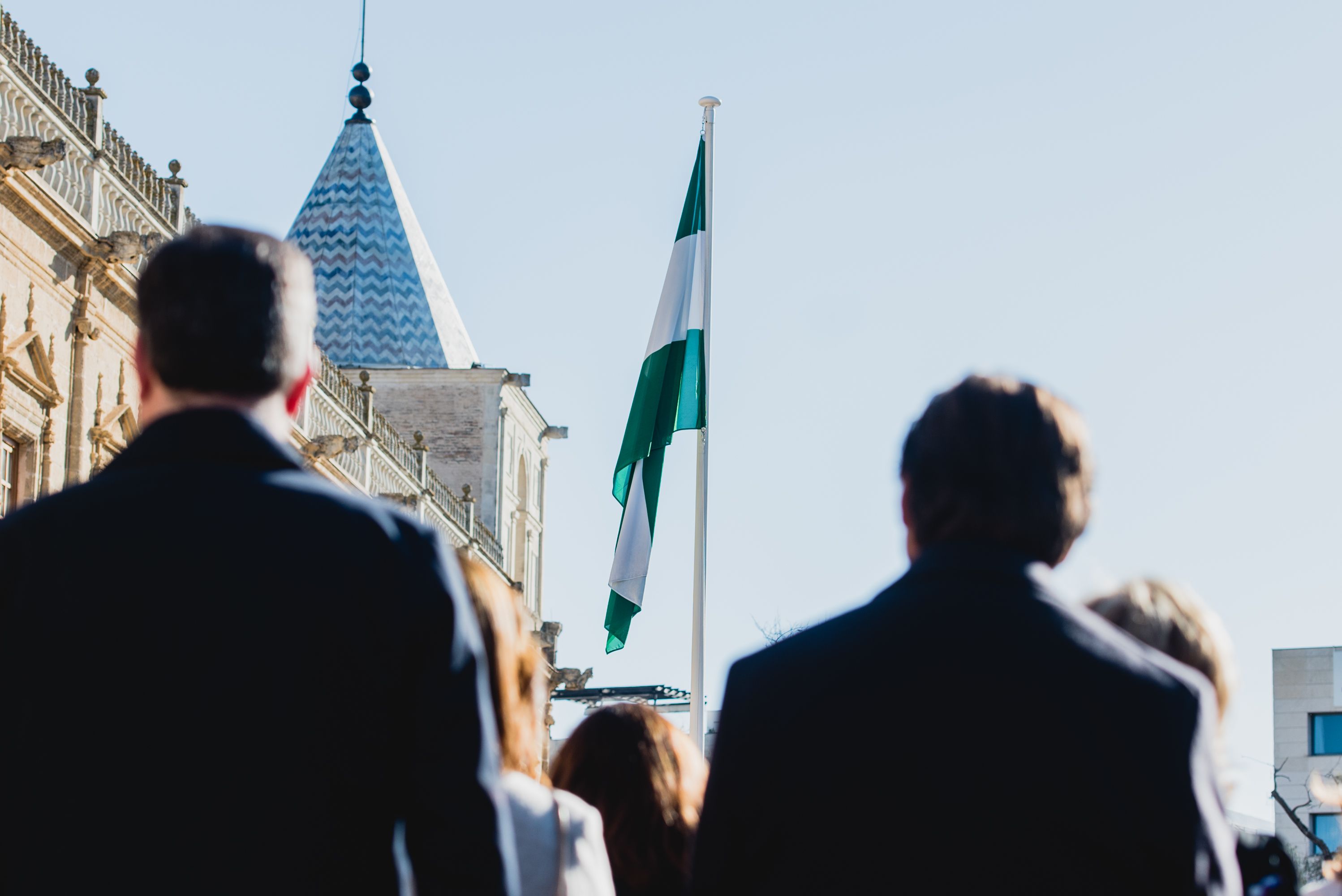 La bandera de Andalucía, ondeando en el Parlamento.  