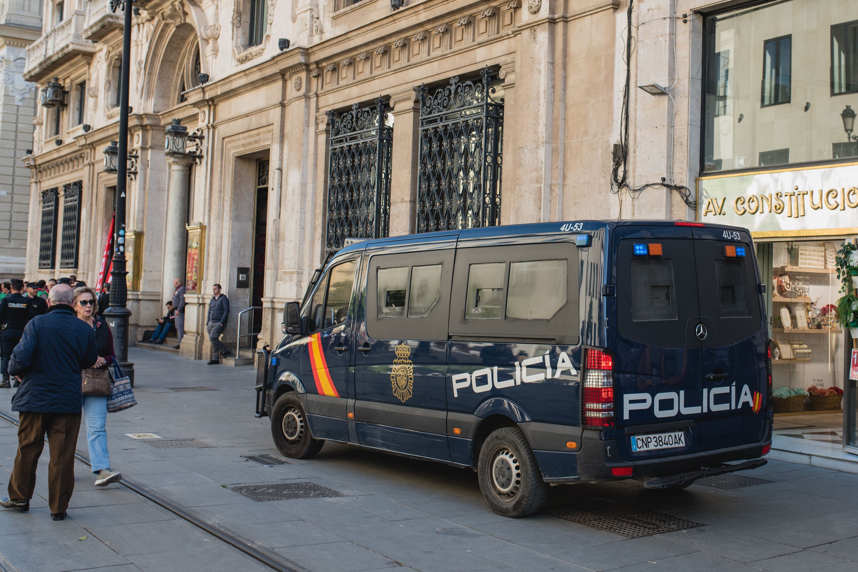 Un furgón de la Policía Nacional en Sevilla. Detienen a un ladrón que robó en 30 casas habitadas.