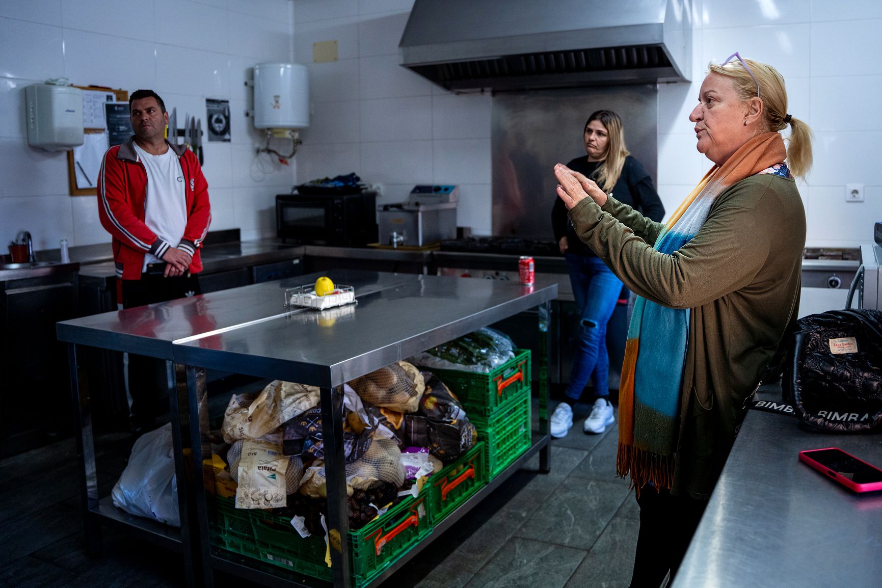 Pepa Fernández Vidal, a la derecha, en la cocina sin actividad de Amigas del Sur.