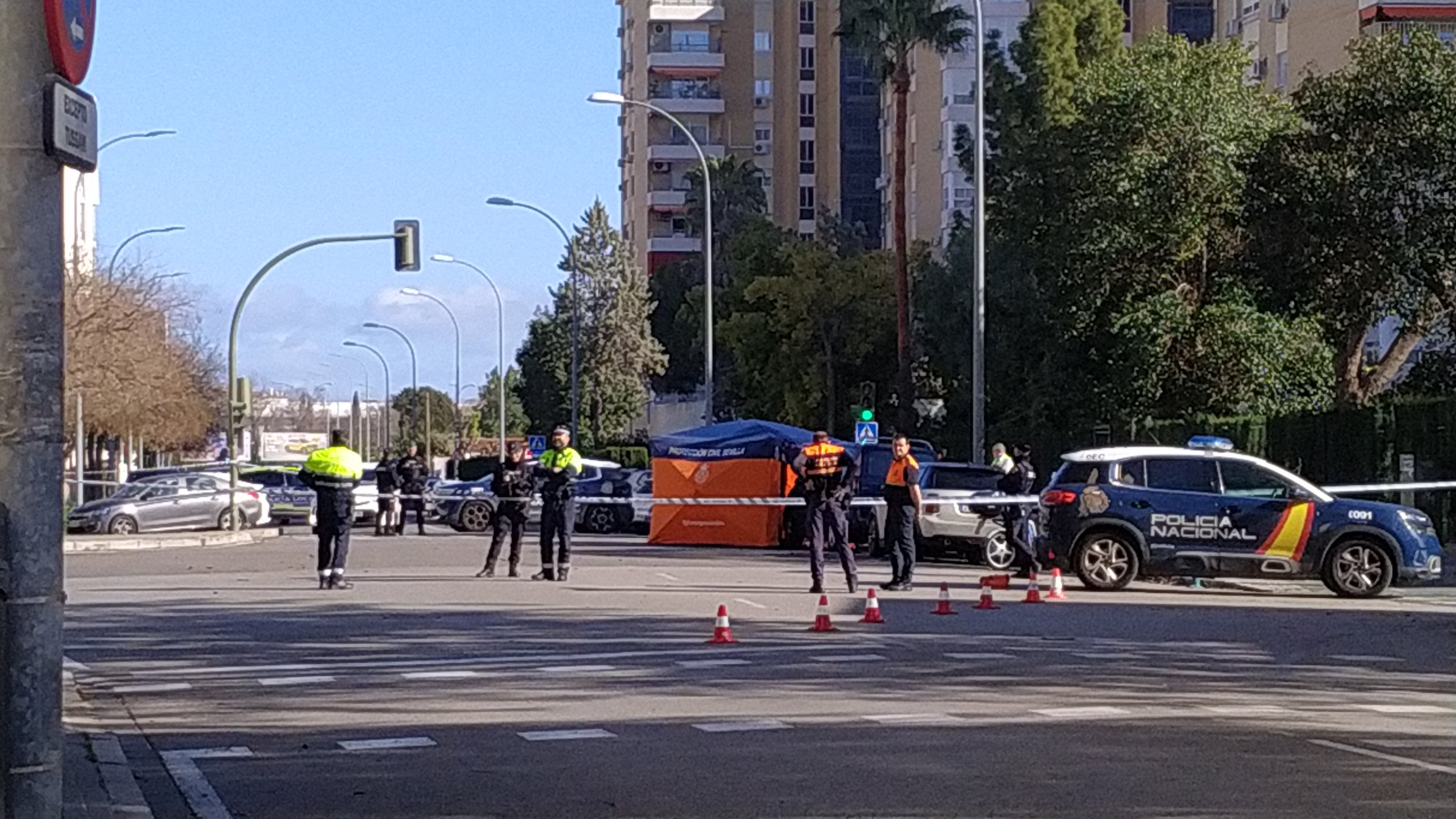 Los agentes de Policía, en la mañana de este domingo, investigando el apuñalamiento mortal en Sevilla.
