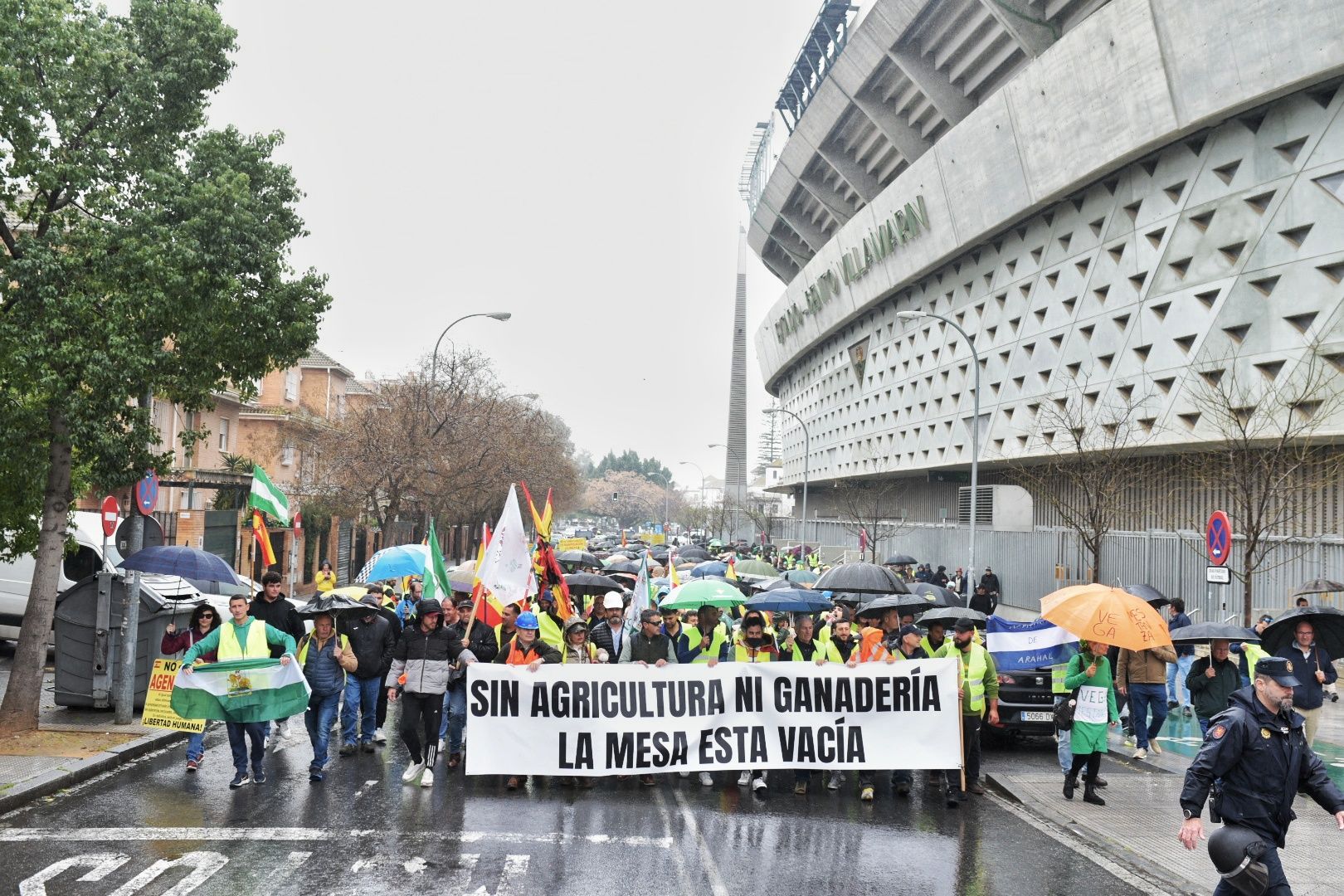 Los agricultores, junto al Villamarín, en la avenida de la Palmera, este lunes.